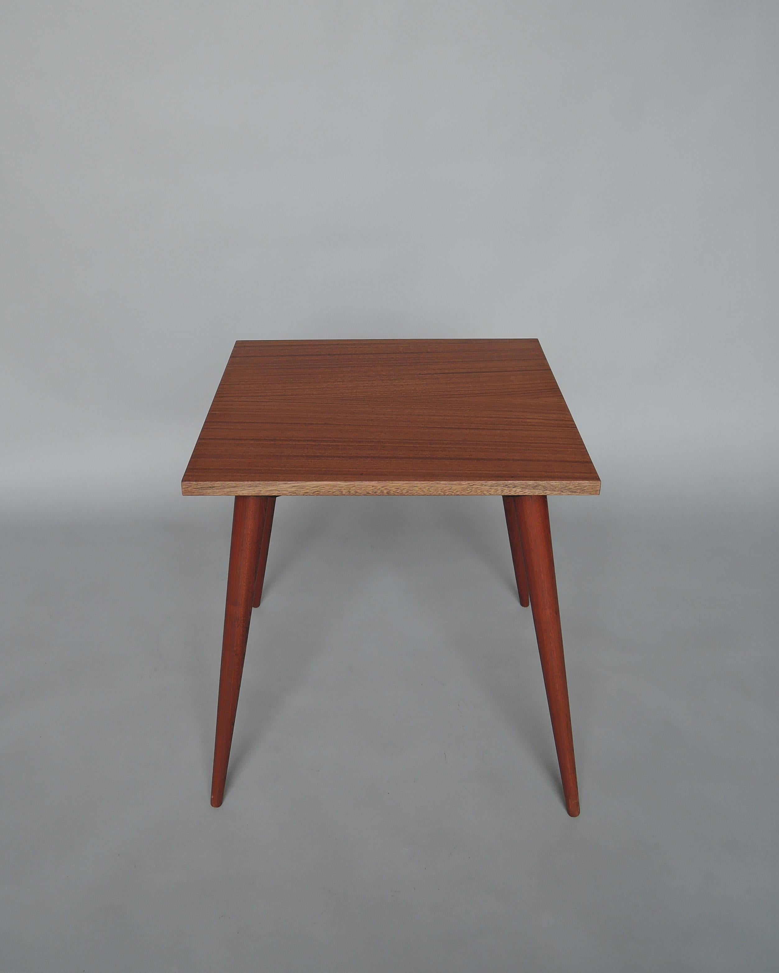 Mesa auxiliar rectangular francesa de mediados de siglo en venta 1