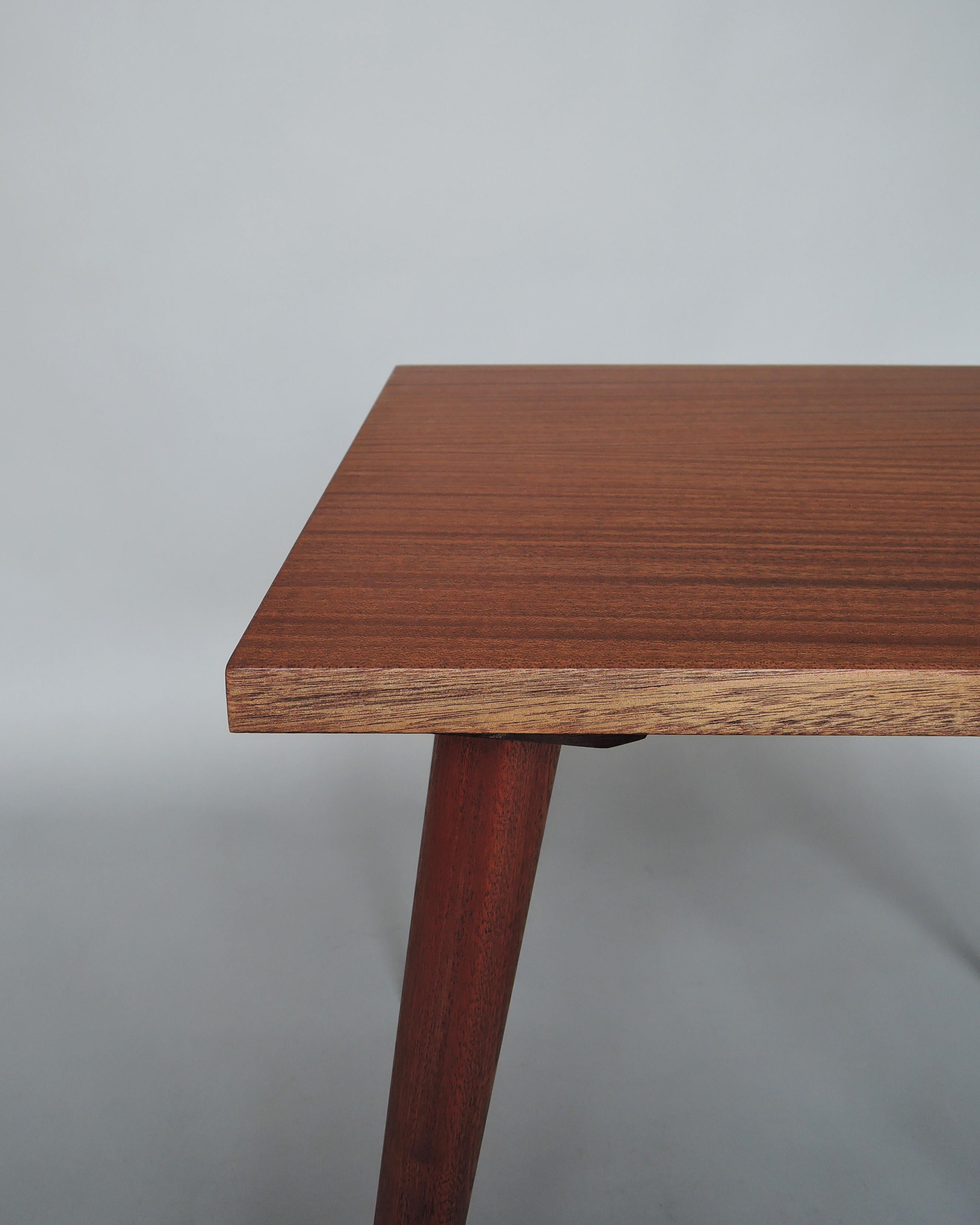 Mesa auxiliar rectangular francesa de mediados de siglo en venta 3