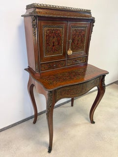 Raffinato mobile francese Napoleone III in intarsio Boulle su piedistallo, XIX secolo
