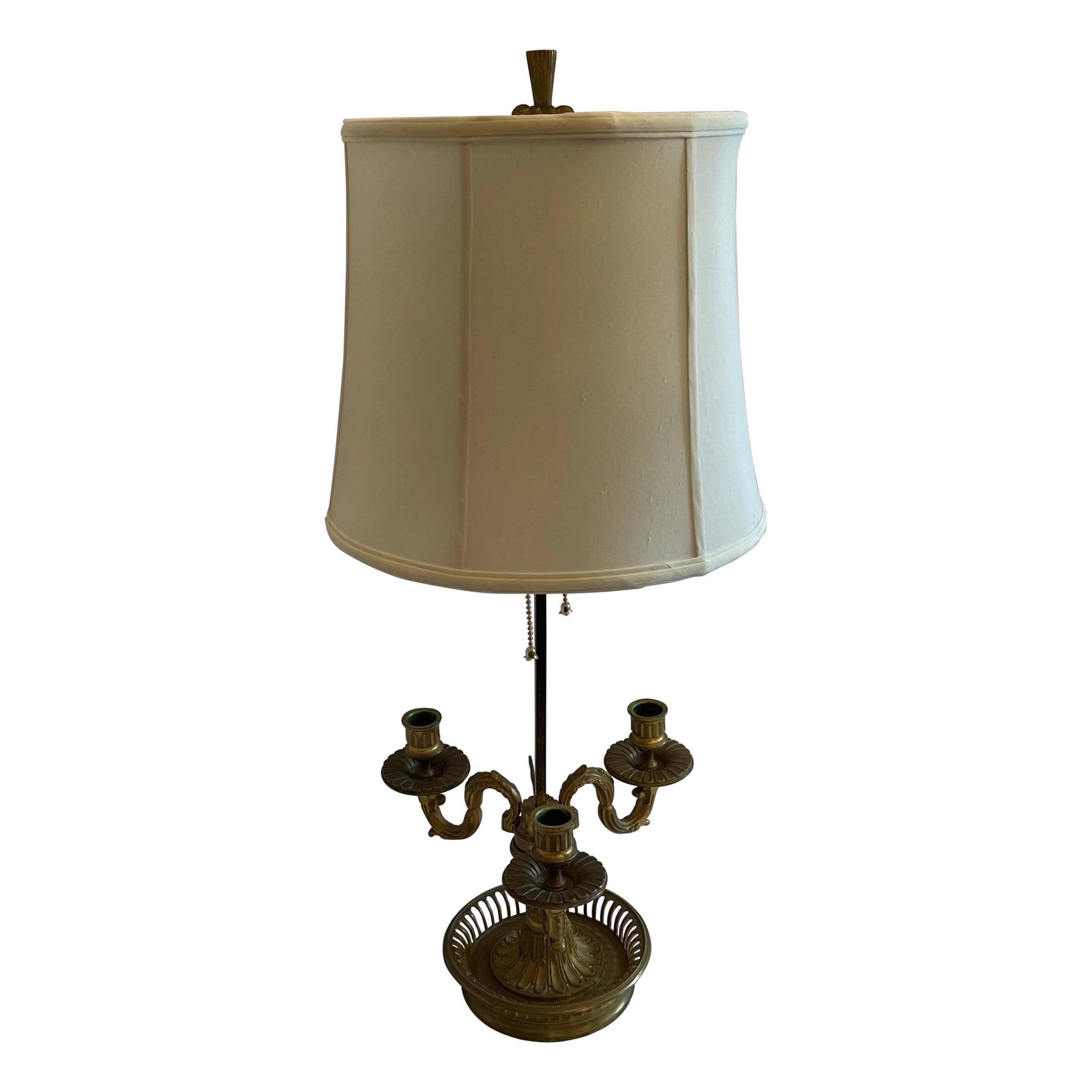 Lampe bouillotte française en bronze de style néoclassique avec trois candélabres et abat-jour en soie