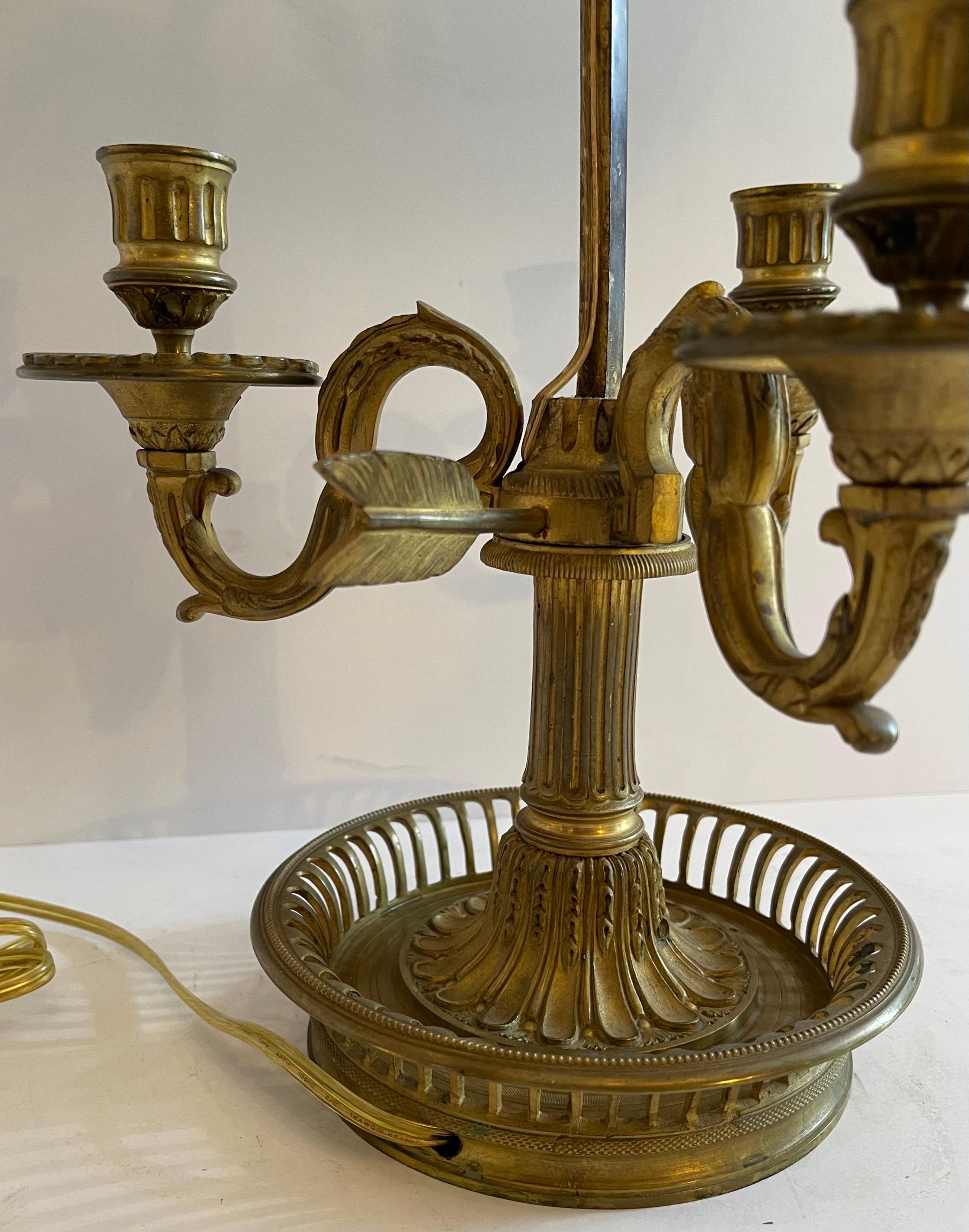 Fine French Neoclassical Bronze Three Candelabra Bouillotte Lamp Silk Shade In Good Condition For Sale In Roslyn, NY