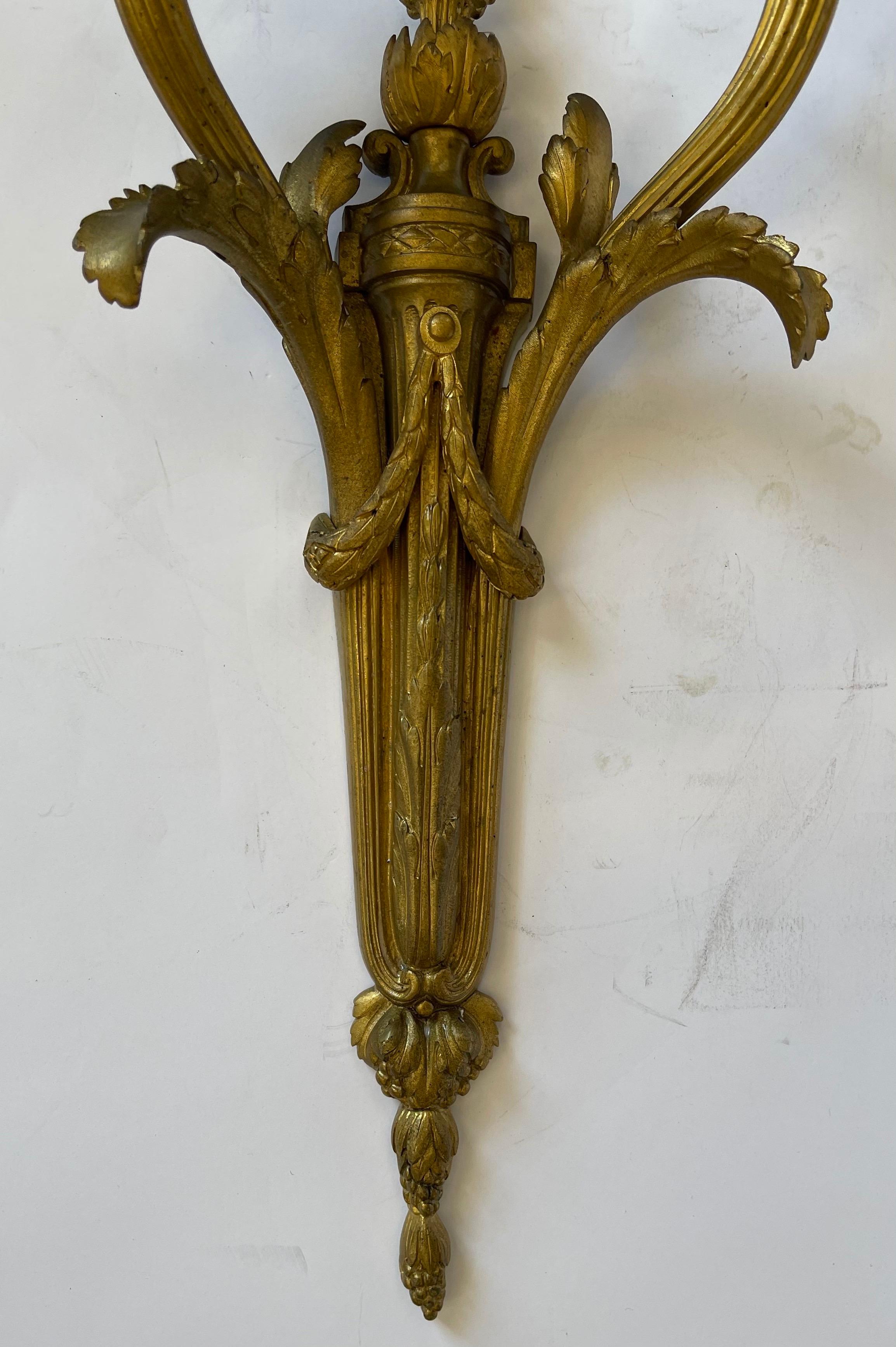 Dorato Pregiata lampada neoclassica francese Regency Bronze Empire a due bracci con urna a forma di festoni in vendita