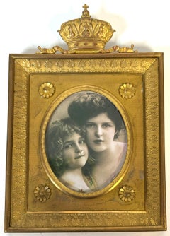 Cadre à couronne en bronze doré avec photographie teintée, vers 1890-1910