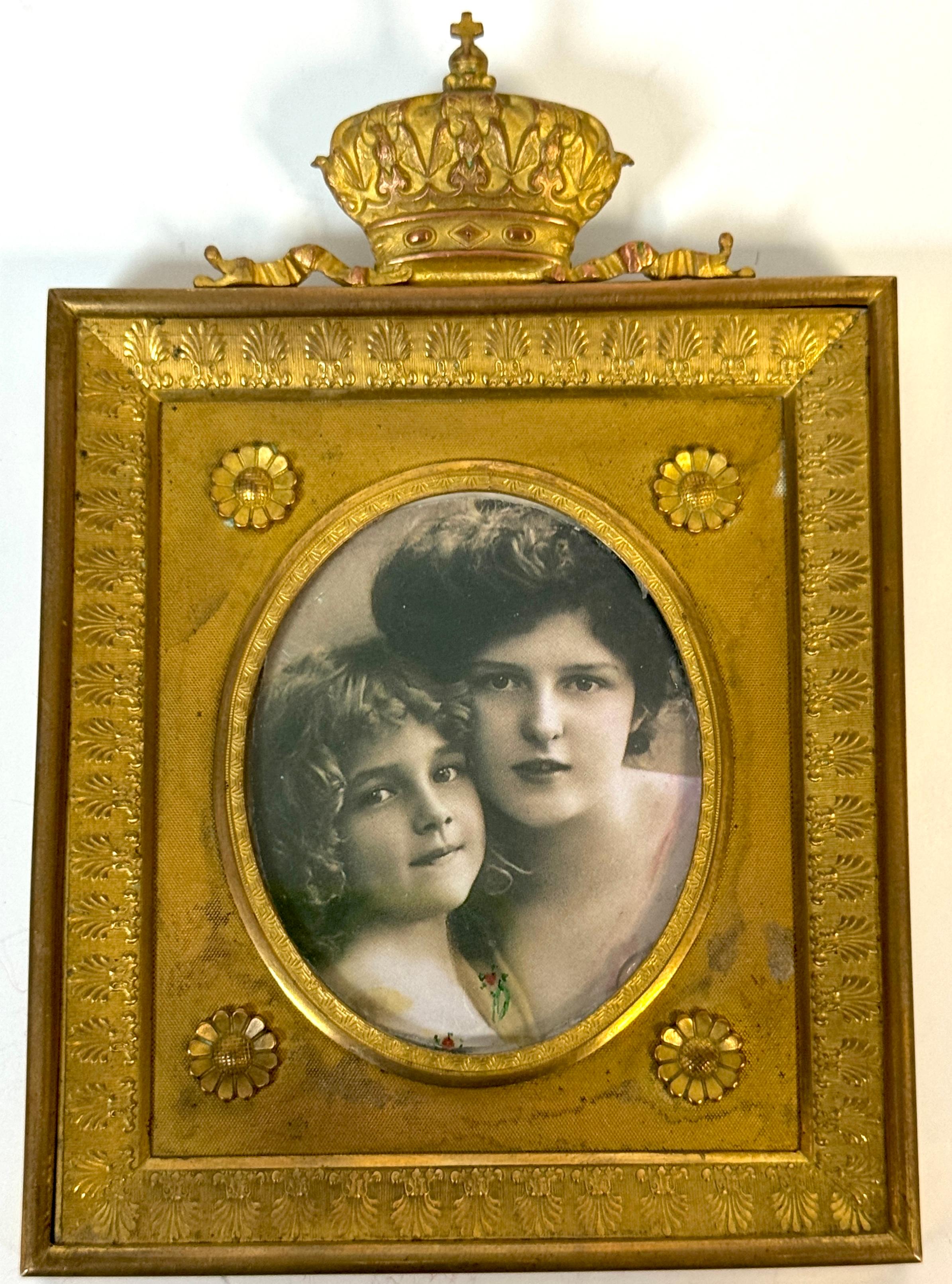 Louis XIV Cadre à couronne en bronze doré avec photographie teintée, vers 1890-1910 en vente