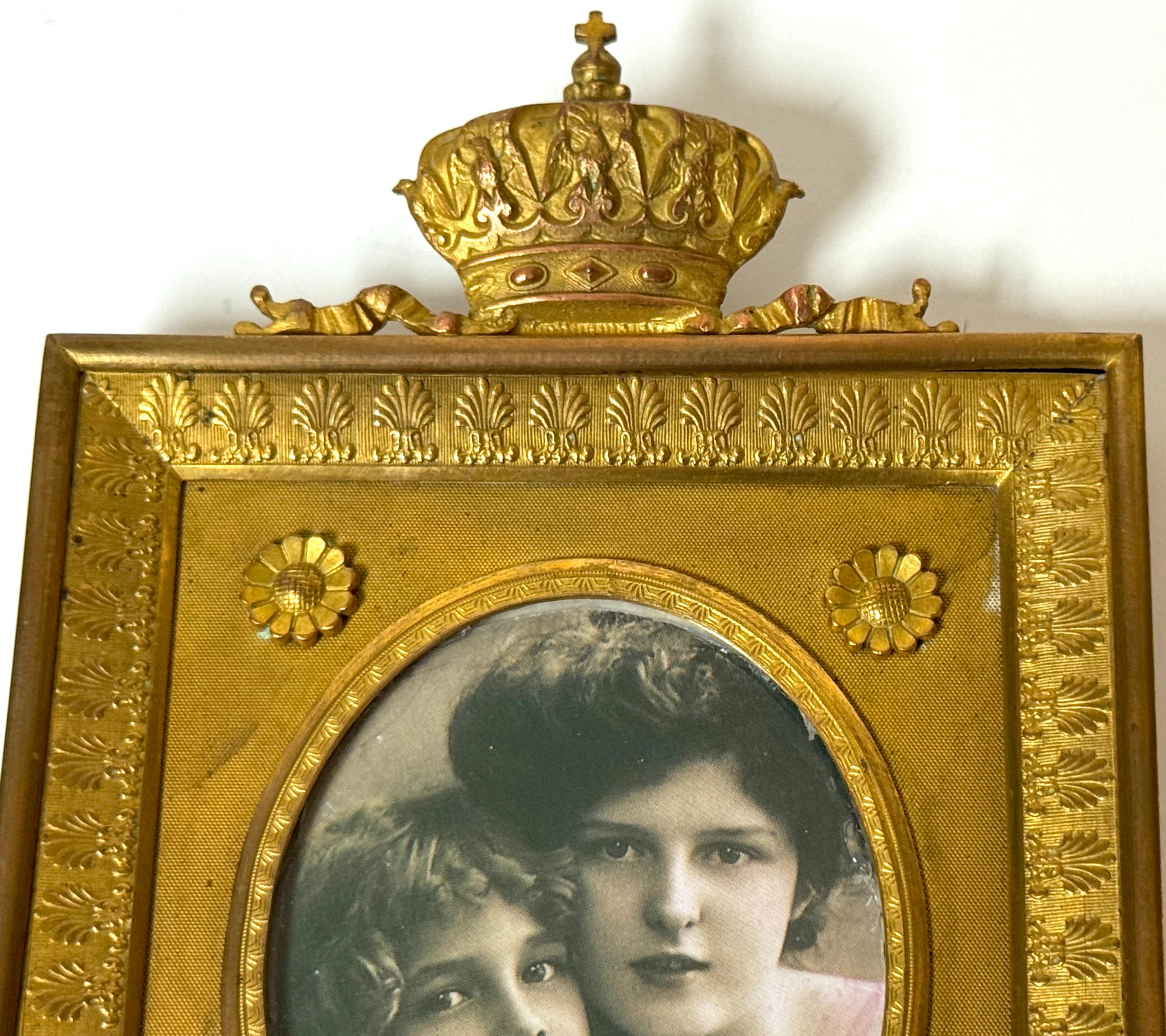 Français Cadre à couronne en bronze doré avec photographie teintée, vers 1890-1910 en vente