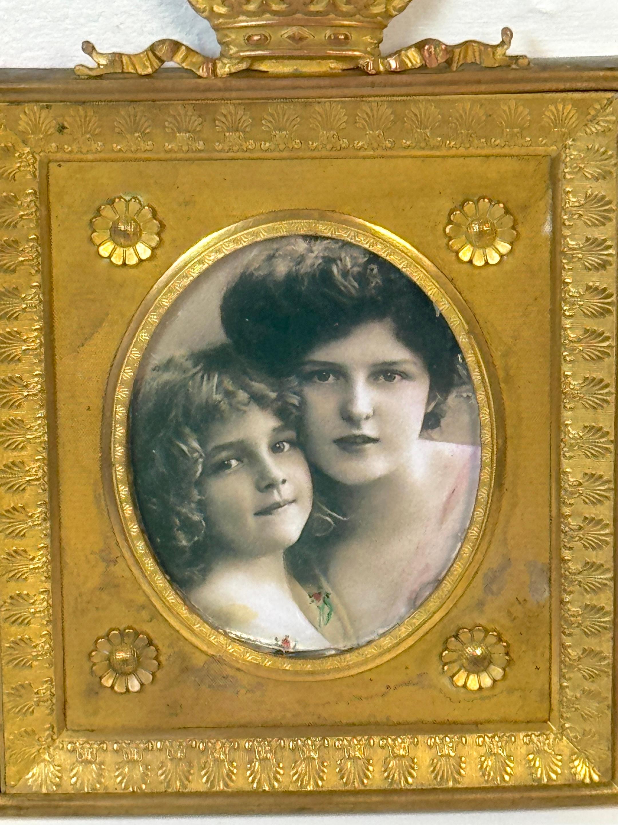 XIXe siècle Cadre à couronne en bronze doré avec photographie teintée, vers 1890-1910 en vente
