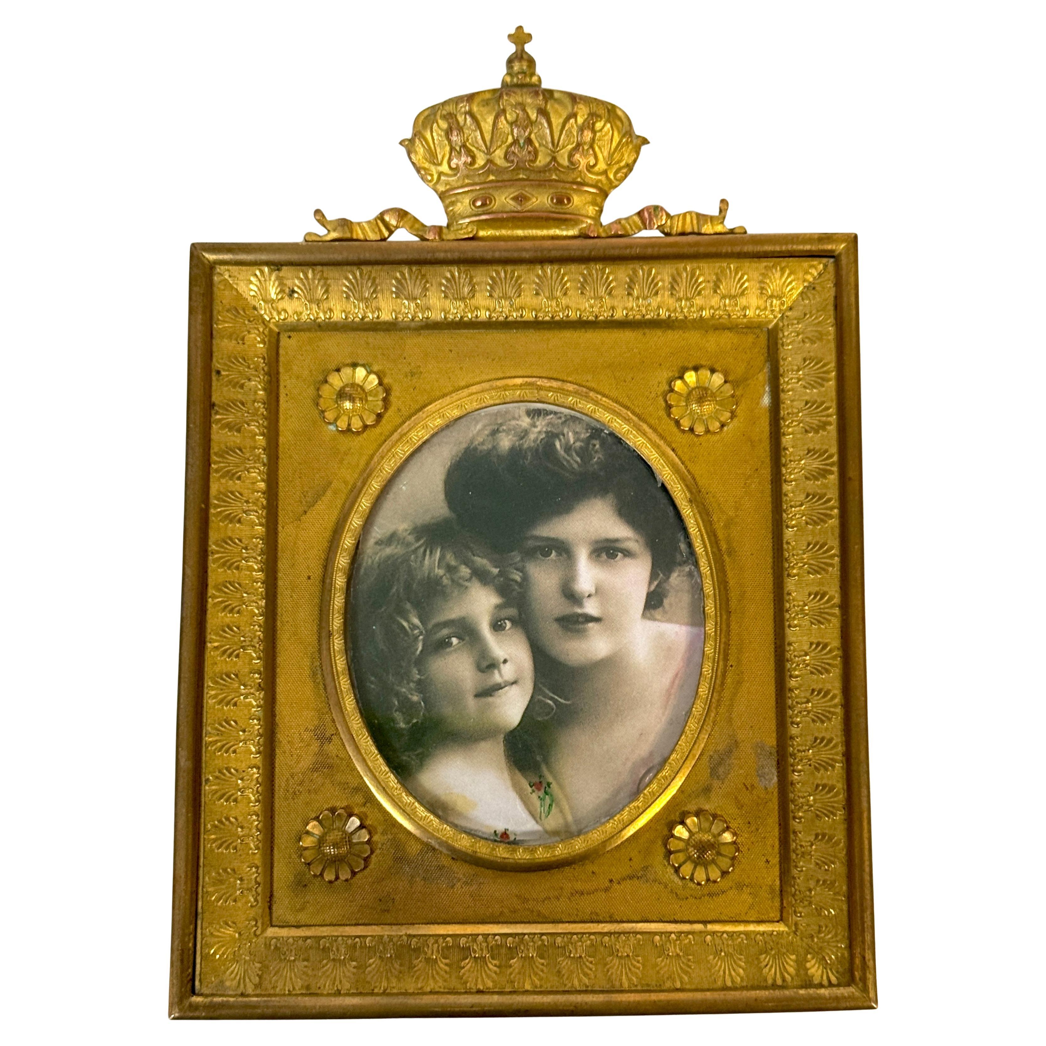 Cadre à couronne en bronze doré avec photographie teintée, vers 1890-1910 en vente