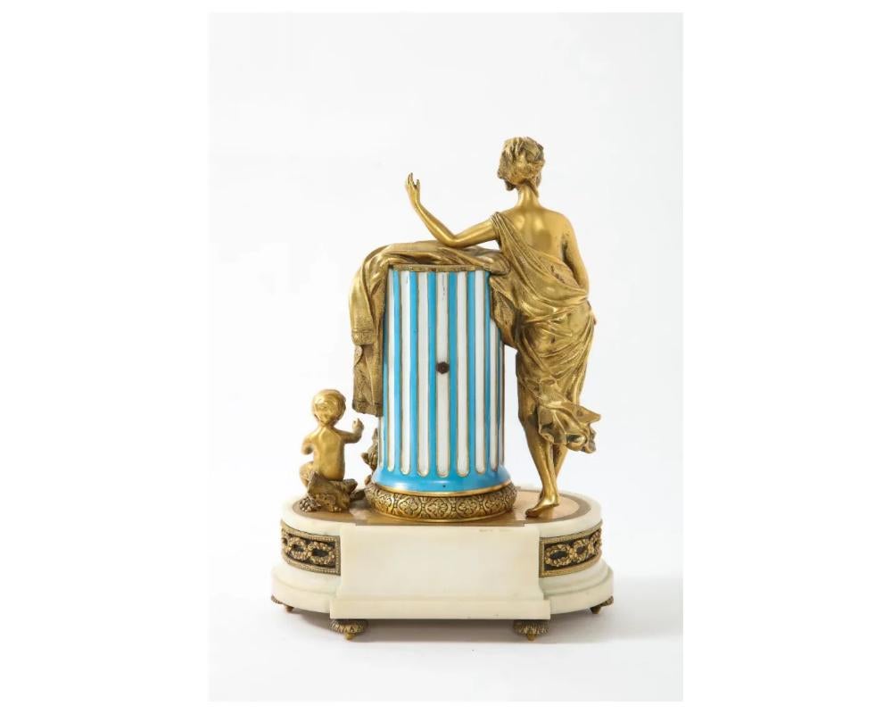 Französische Uhr „Marie Antoinette“ aus Goldbronze, Marmor und Porzellan im Sevres-Stil im Angebot 3