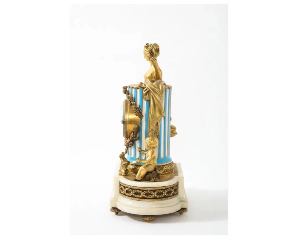 Französische Uhr „Marie Antoinette“ aus Goldbronze, Marmor und Porzellan im Sevres-Stil im Angebot 4