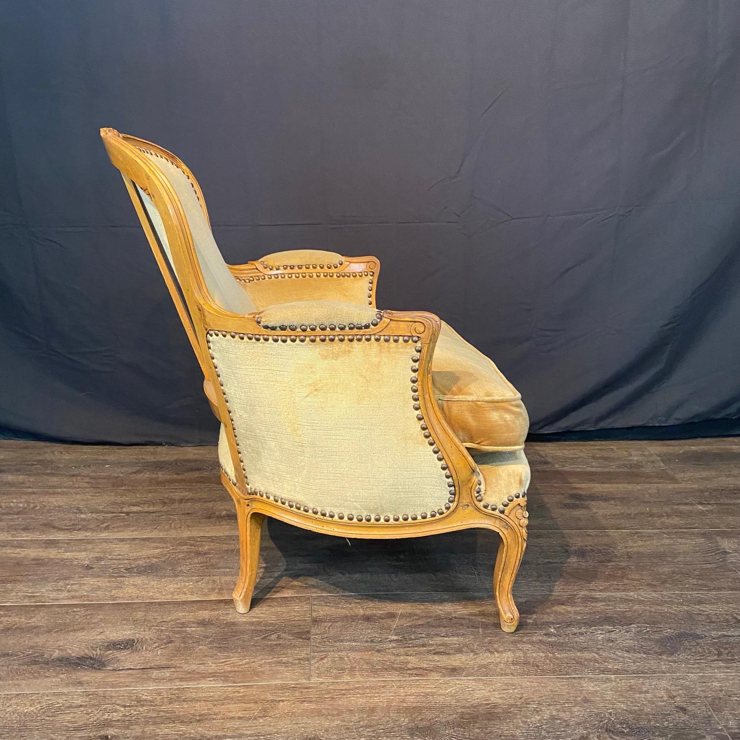Fine French Pair Louis XV Small Bergeres Chairs with Brass Tacking In Good Condition For Sale In Hopewell, NJ