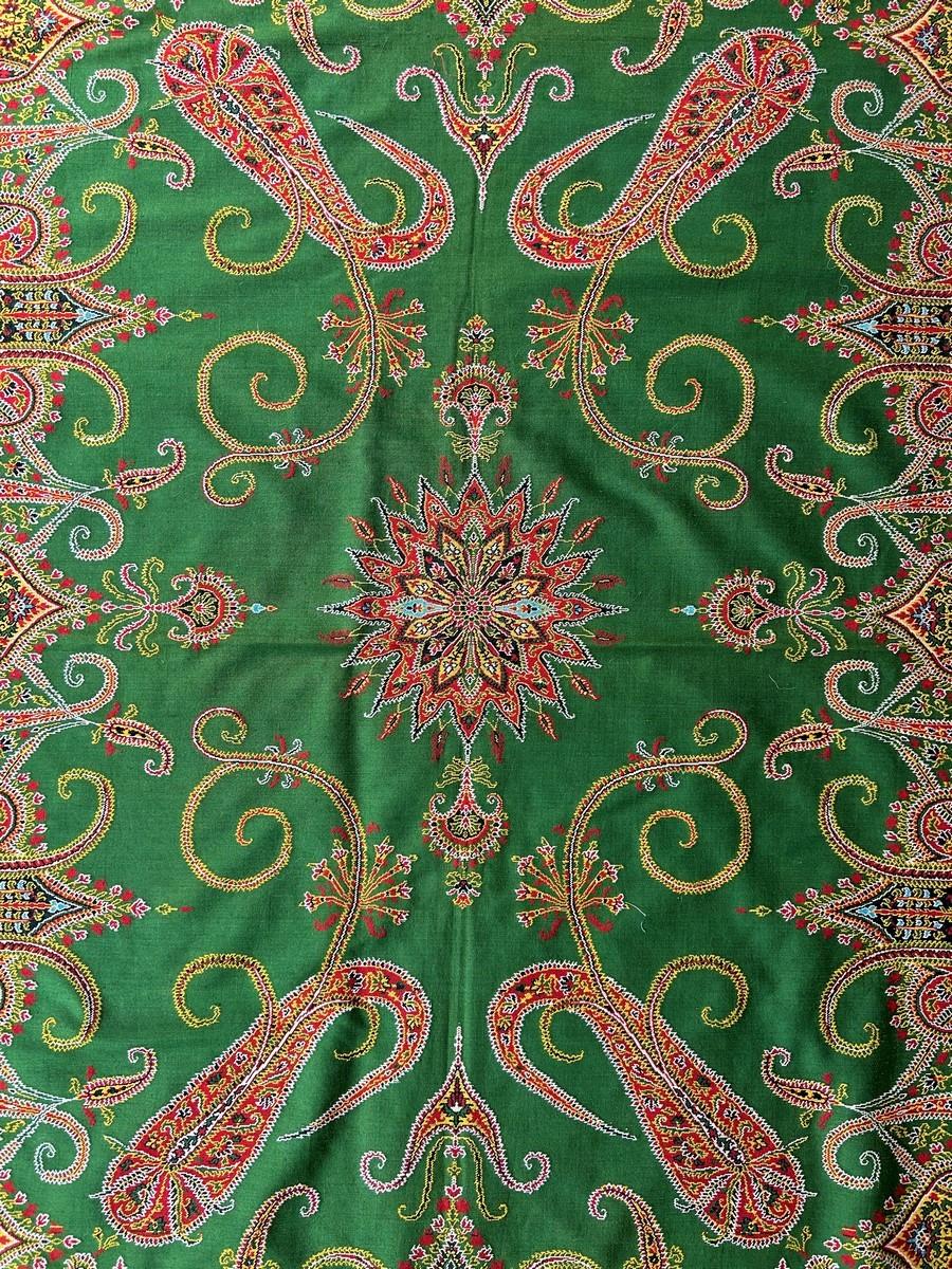 Raffinato scialle francese in cachemire Paisley con grande riserva verde Circa 1845 in vendita 7
