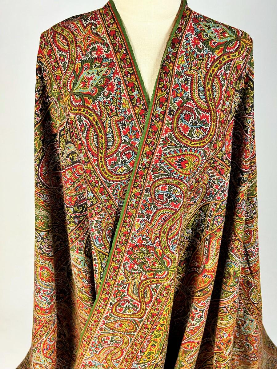 Raffinato scialle francese in cachemire Paisley con grande riserva verde Circa 1845 in vendita 8