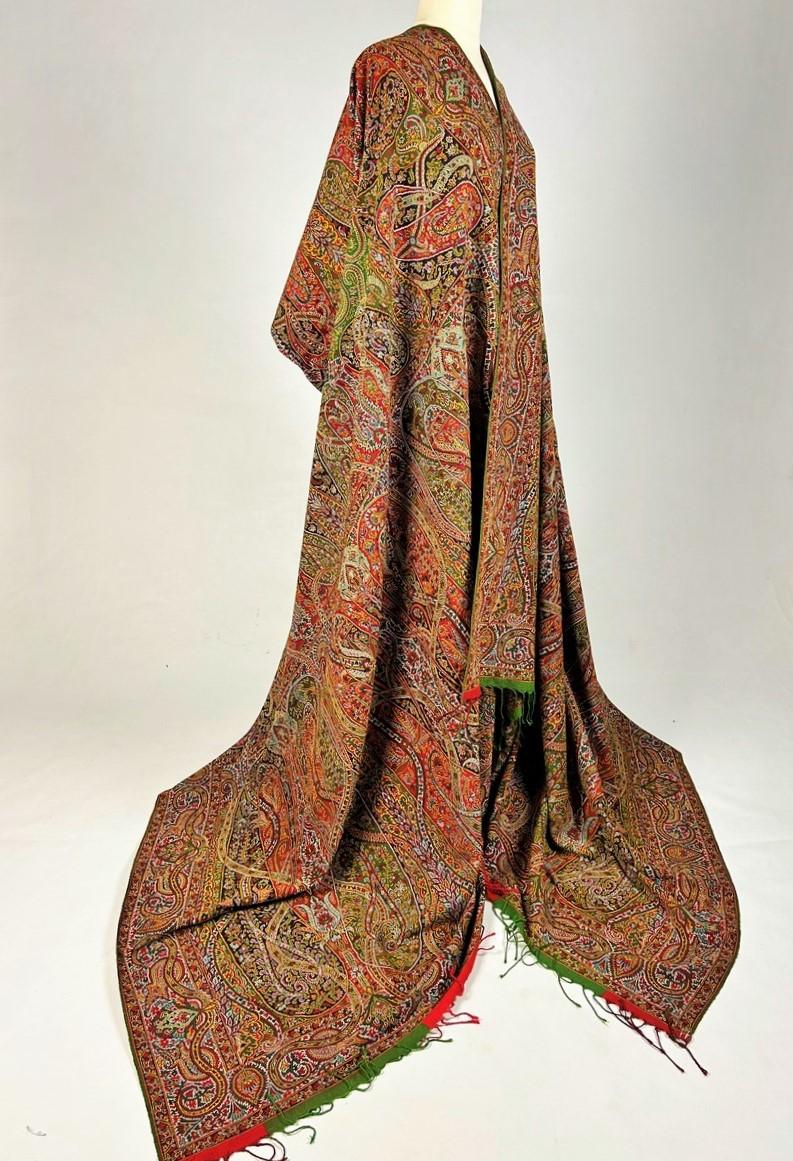 Raffinato scialle francese in cachemire Paisley con grande riserva verde Circa 1845 in vendita 9