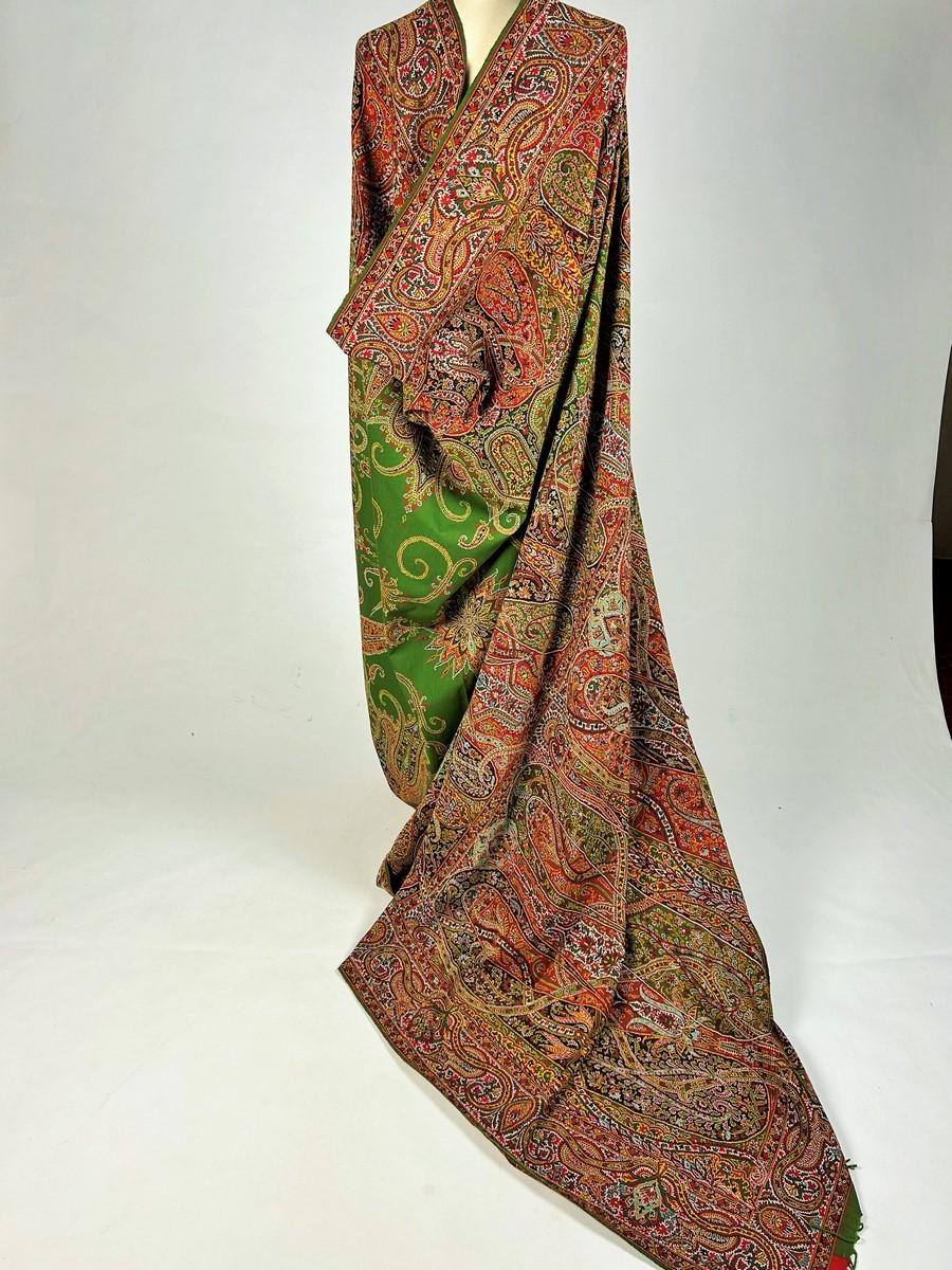Raffinato scialle francese in cachemire Paisley con grande riserva verde Circa 1845 in vendita 10