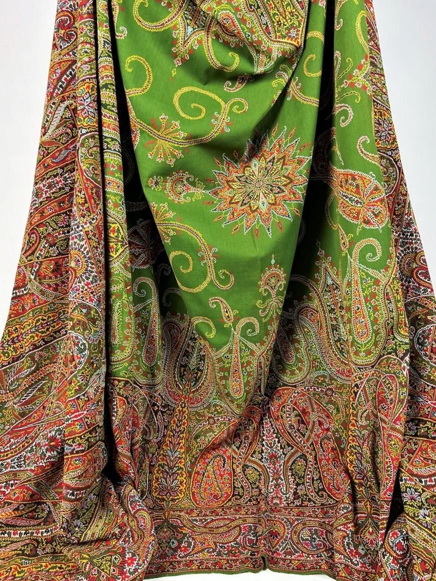 Raffinato scialle francese in cachemire Paisley con grande riserva verde Circa 1845 in vendita 11