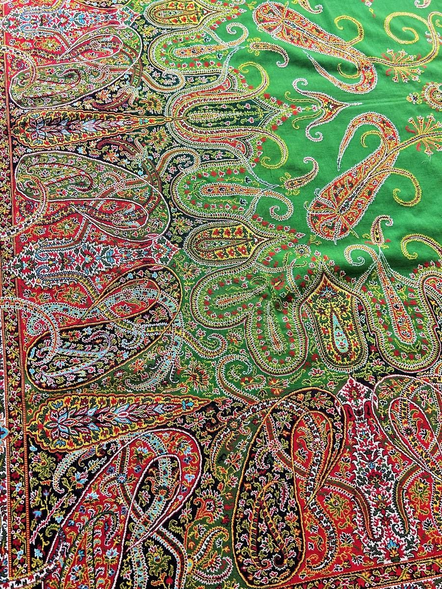 Marrone Raffinato scialle francese in cachemire Paisley con grande riserva verde Circa 1845 in vendita