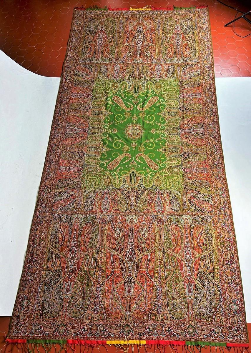 Raffinato scialle francese in cachemire Paisley con grande riserva verde Circa 1845 In condizioni buone in vendita a Toulon, FR