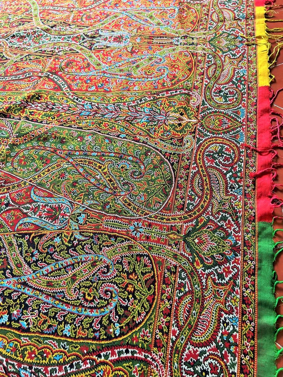 Raffinato scialle francese in cachemire Paisley con grande riserva verde Circa 1845 in vendita 2