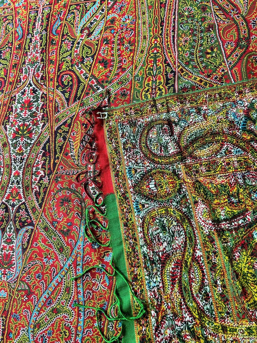 Raffinato scialle francese in cachemire Paisley con grande riserva verde Circa 1845 in vendita 4