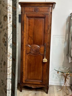 Fine French Provincial Bonnetiere Late 18th - Early 19th Century