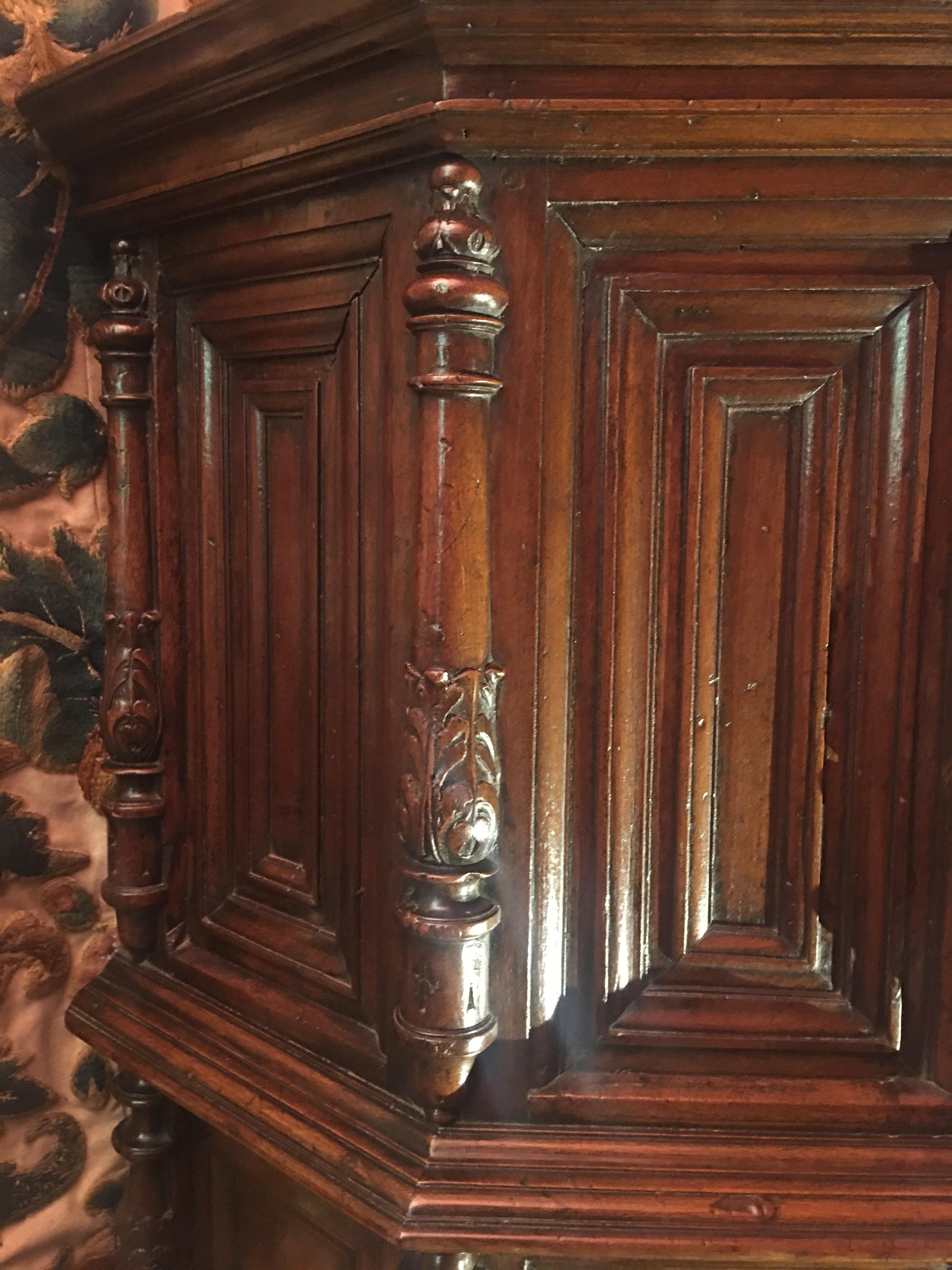 Fine French Renaissance Walnut Dresser In Good Condition In Saint-Ouen, FR