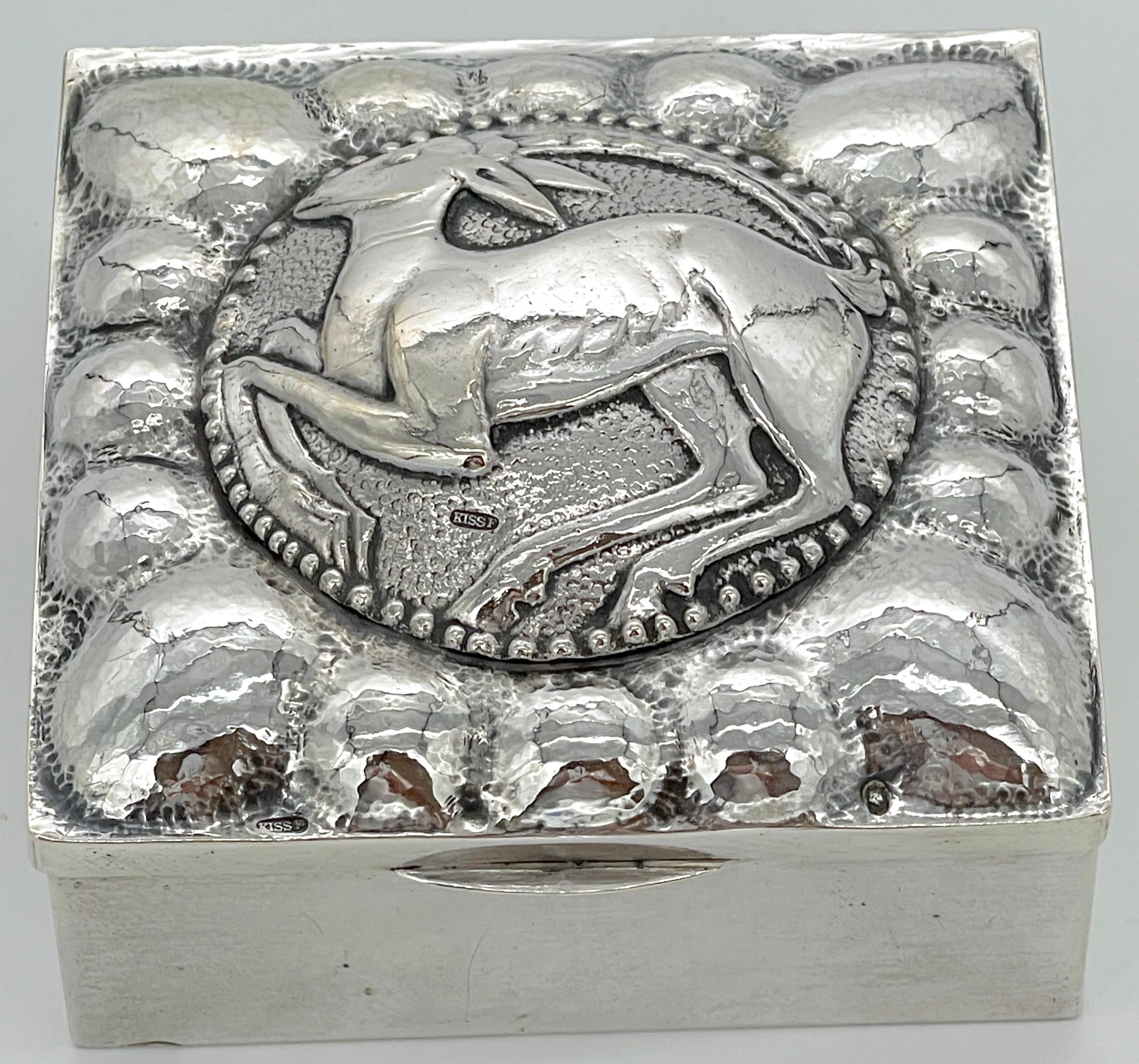 Feine französische Sterling Art Deco Widdermotiv Quadratische Tischbox, CIRCA 1925
Französische Silberpunze Minervas Kopf mit #3 und Silberschmiedemarke von  KISS F

Ein außergewöhnliches Beispiel für signiertes französisches Art Deco Silber, dieses