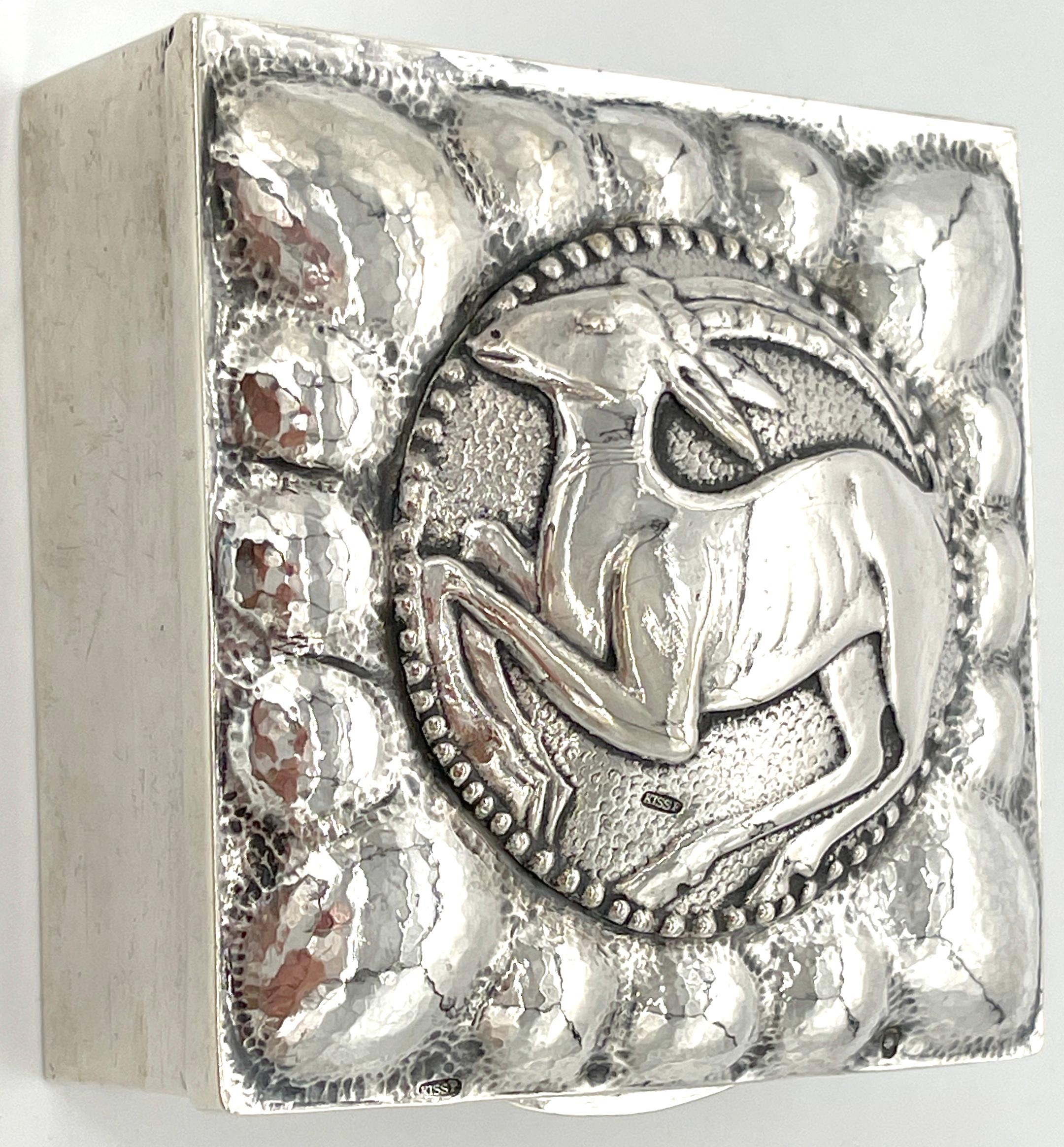 Moulage Boîte de table carrée Art déco française en argent sterling à motif de bélier, vers 1925 en vente