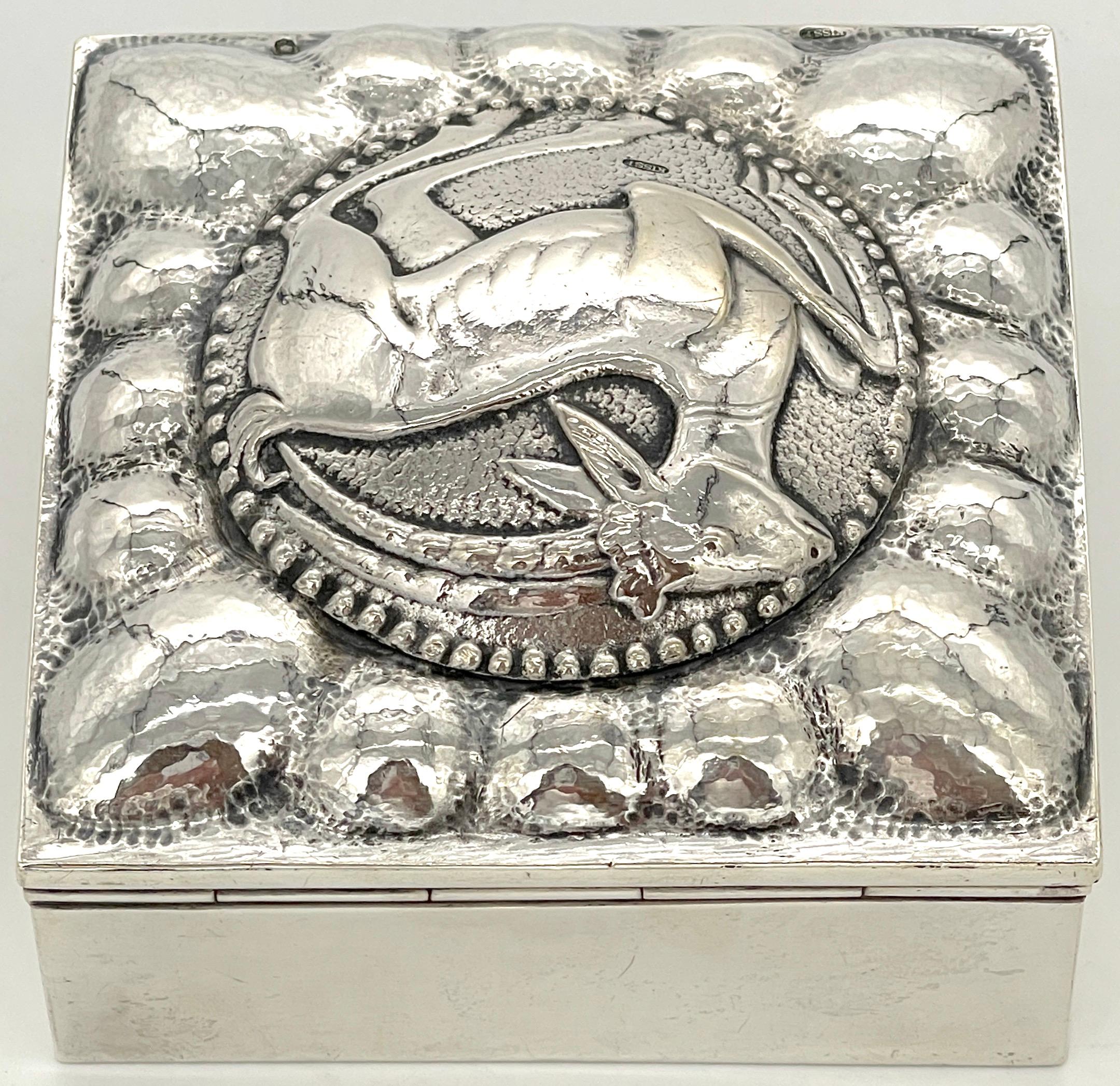20ième siècle Boîte de table carrée Art déco française en argent sterling à motif de bélier, vers 1925 en vente