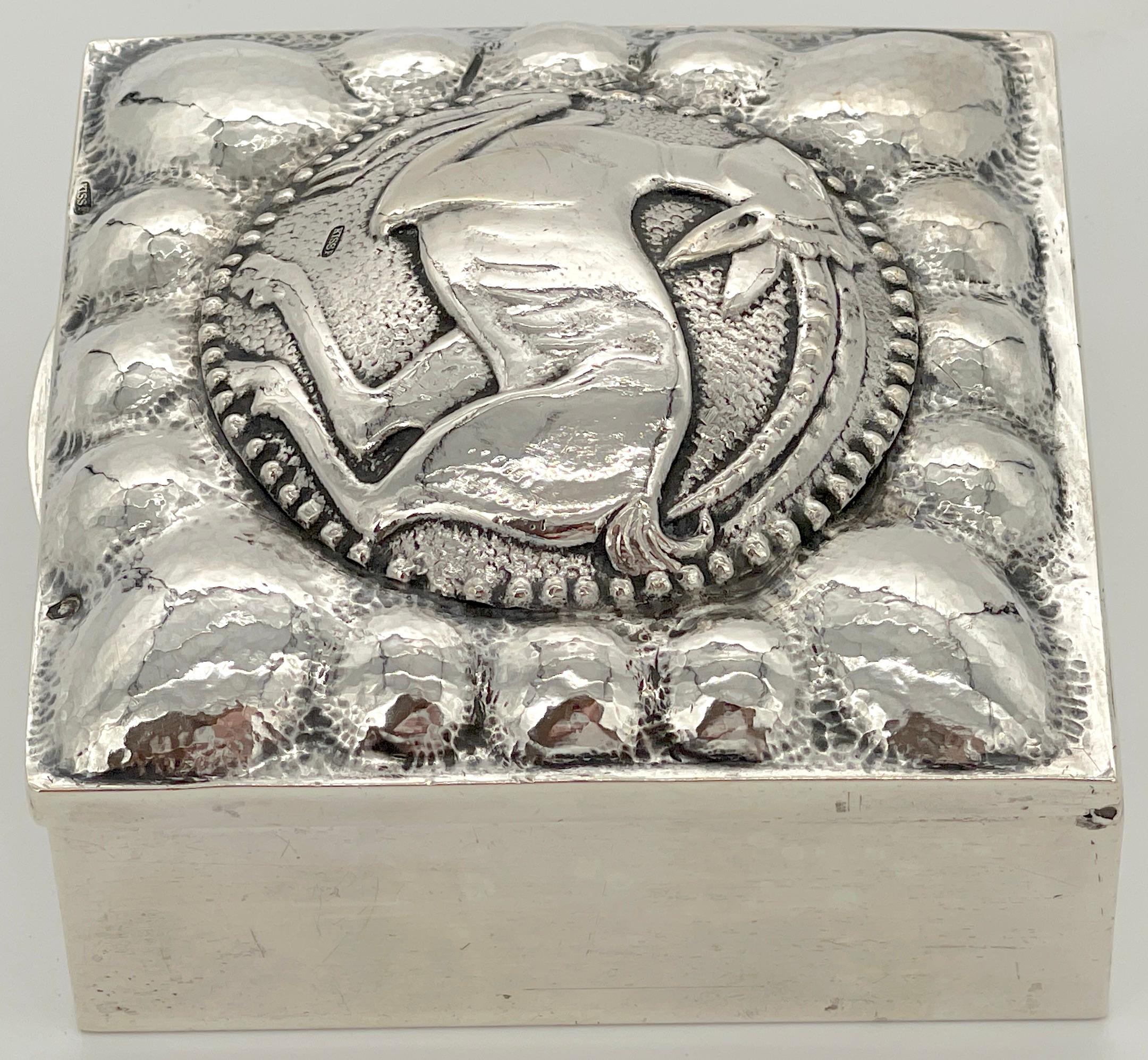 Argent sterling Boîte de table carrée Art déco française en argent sterling à motif de bélier, vers 1925 en vente