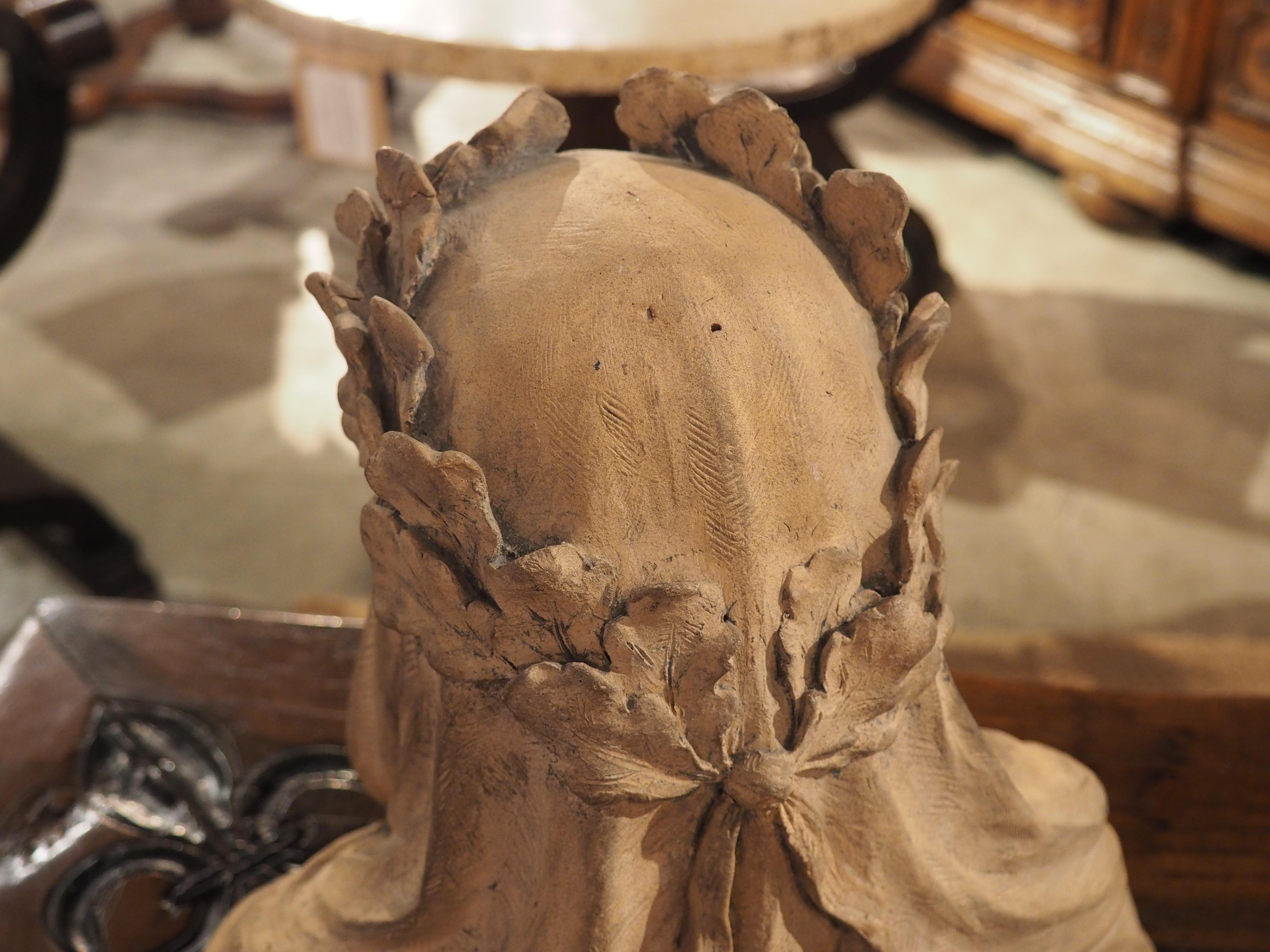 Buste de femme en terre cuite avec couronne et voile, 19e/20e siècle en vente 6