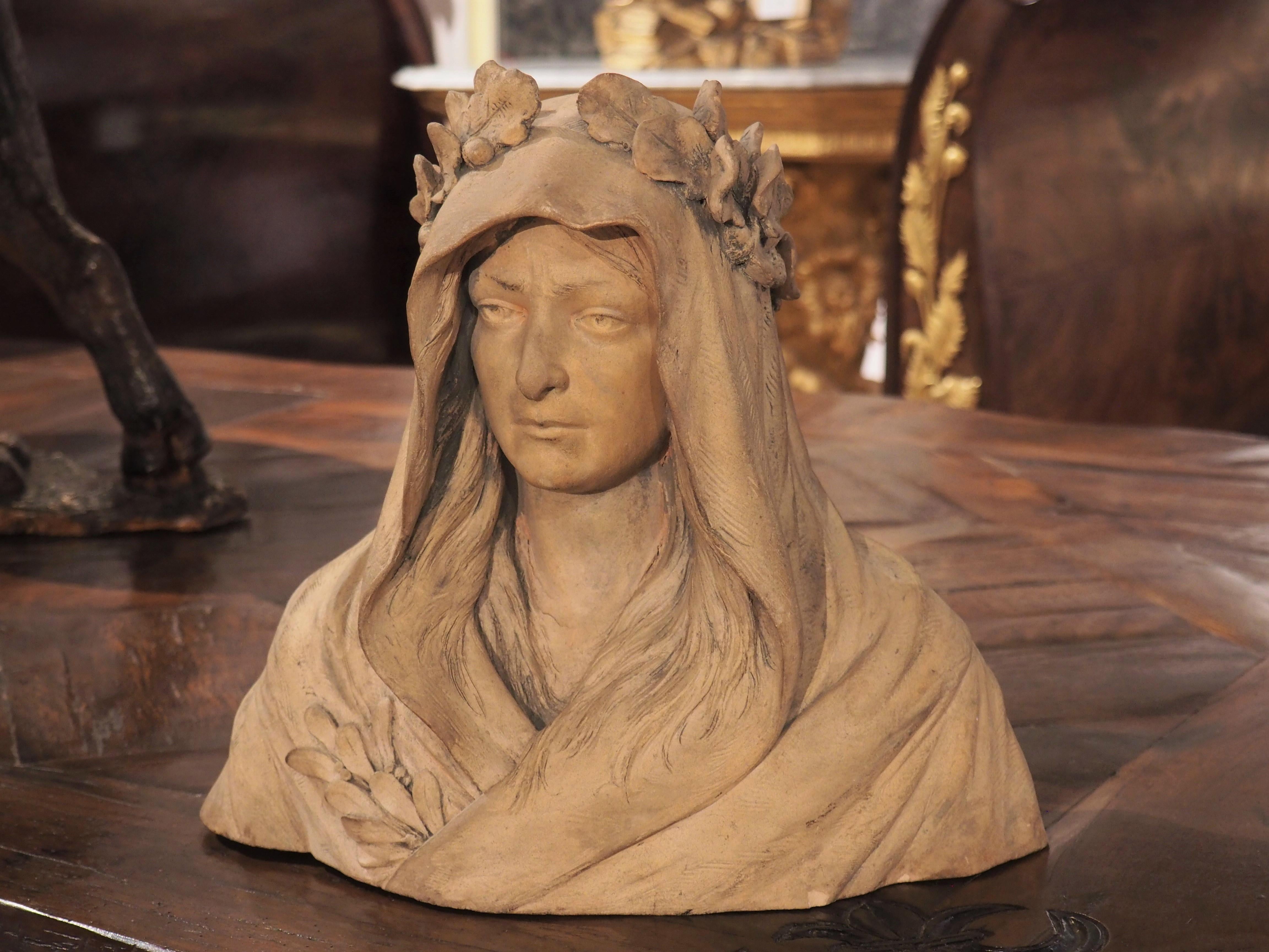 Buste de femme en terre cuite avec couronne et voile, 19e/20e siècle en vente 8