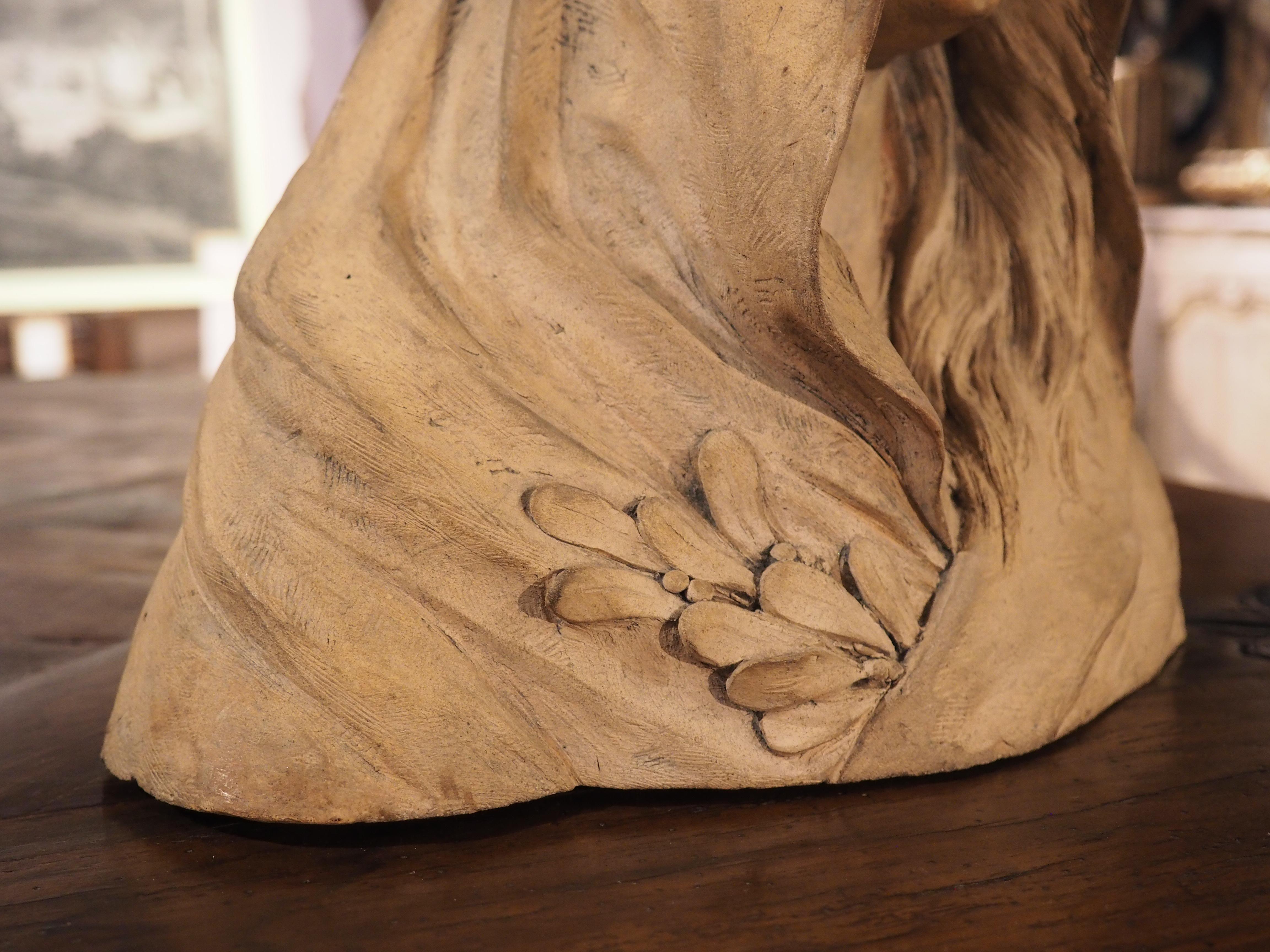Buste de femme en terre cuite avec couronne et voile, 19e/20e siècle Bon état - En vente à Dallas, TX