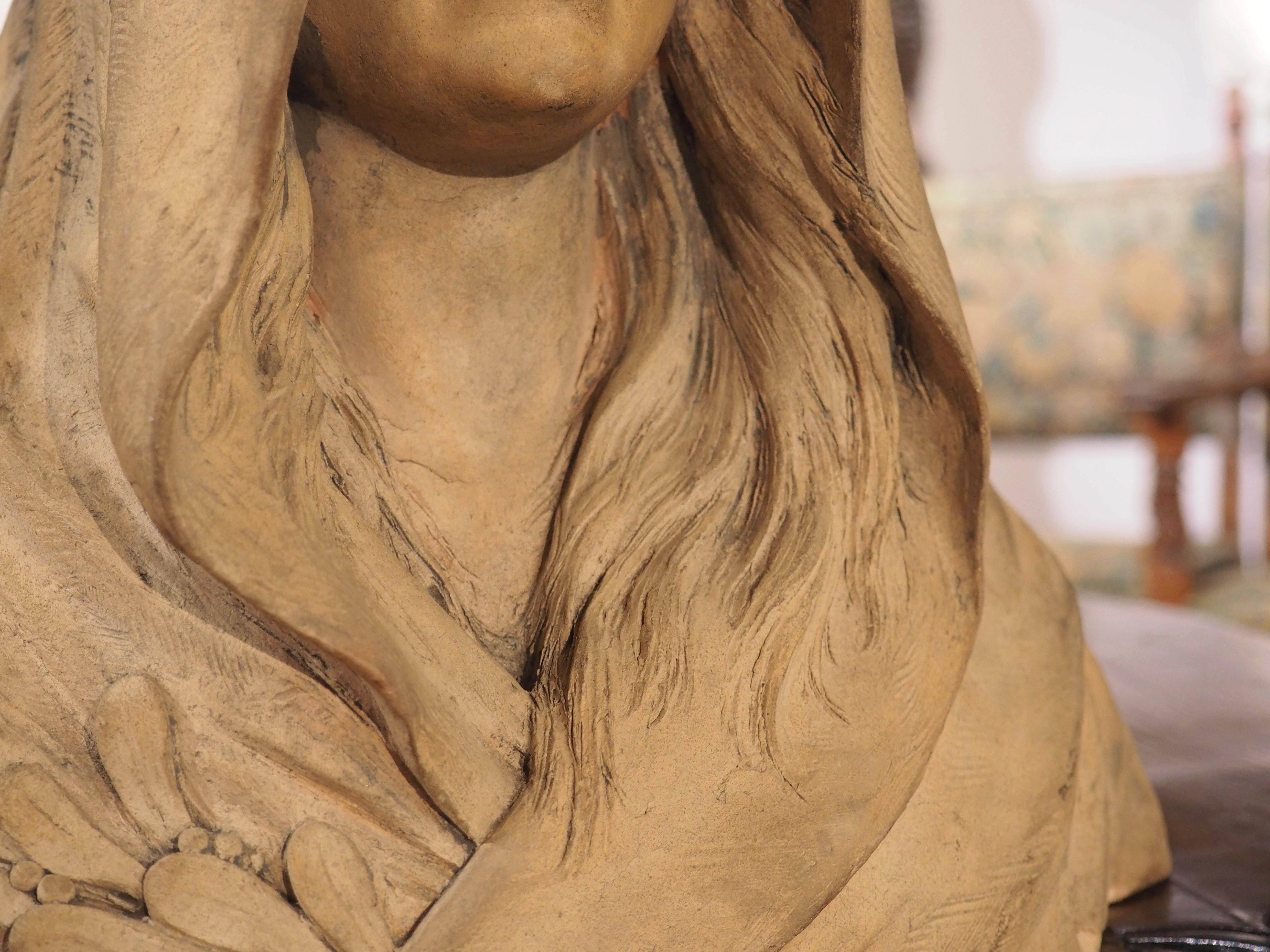 XIXe siècle Buste de femme en terre cuite avec couronne et voile, 19e/20e siècle en vente