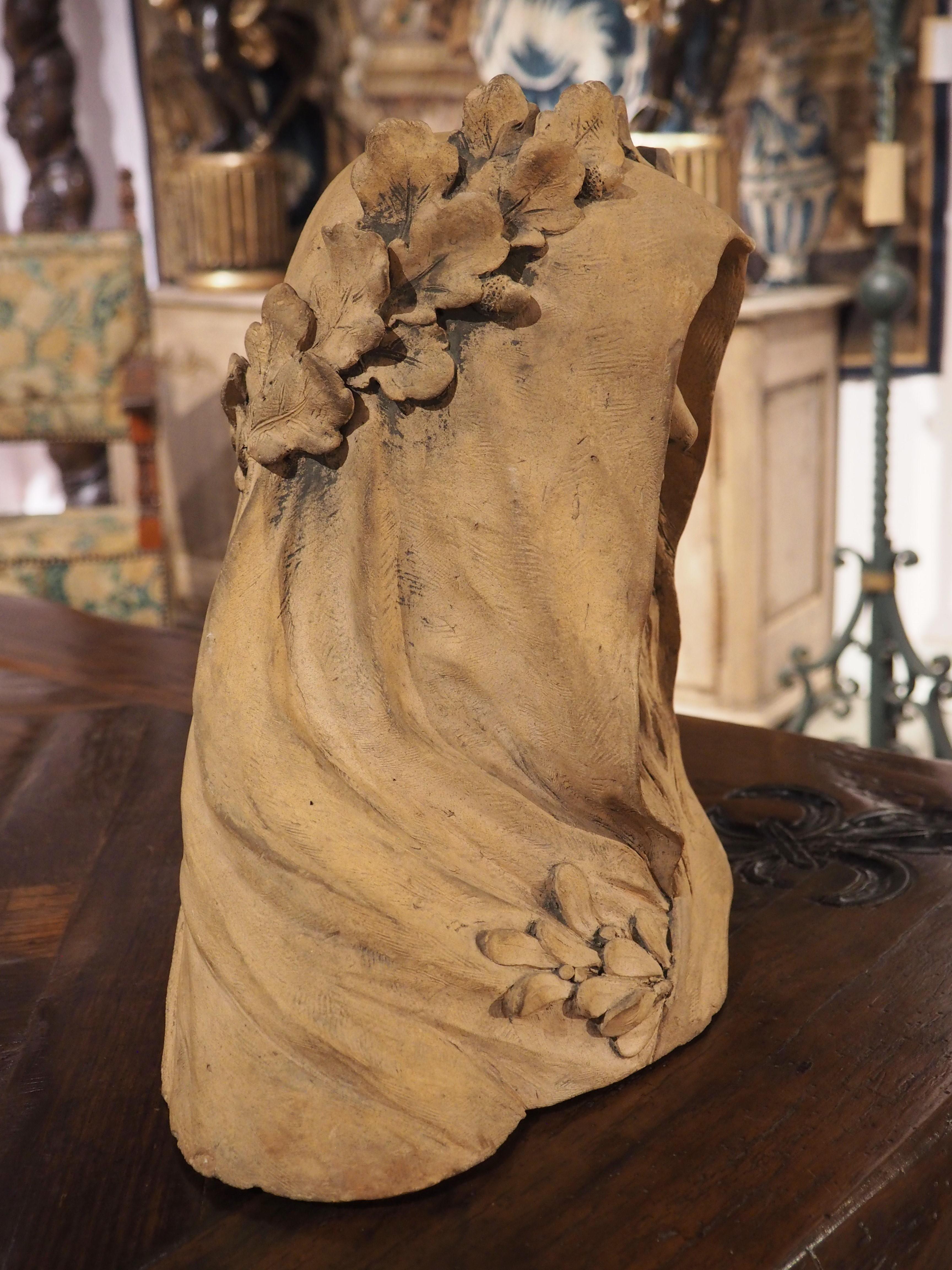 Buste de femme en terre cuite avec couronne et voile, 19e/20e siècle en vente 2