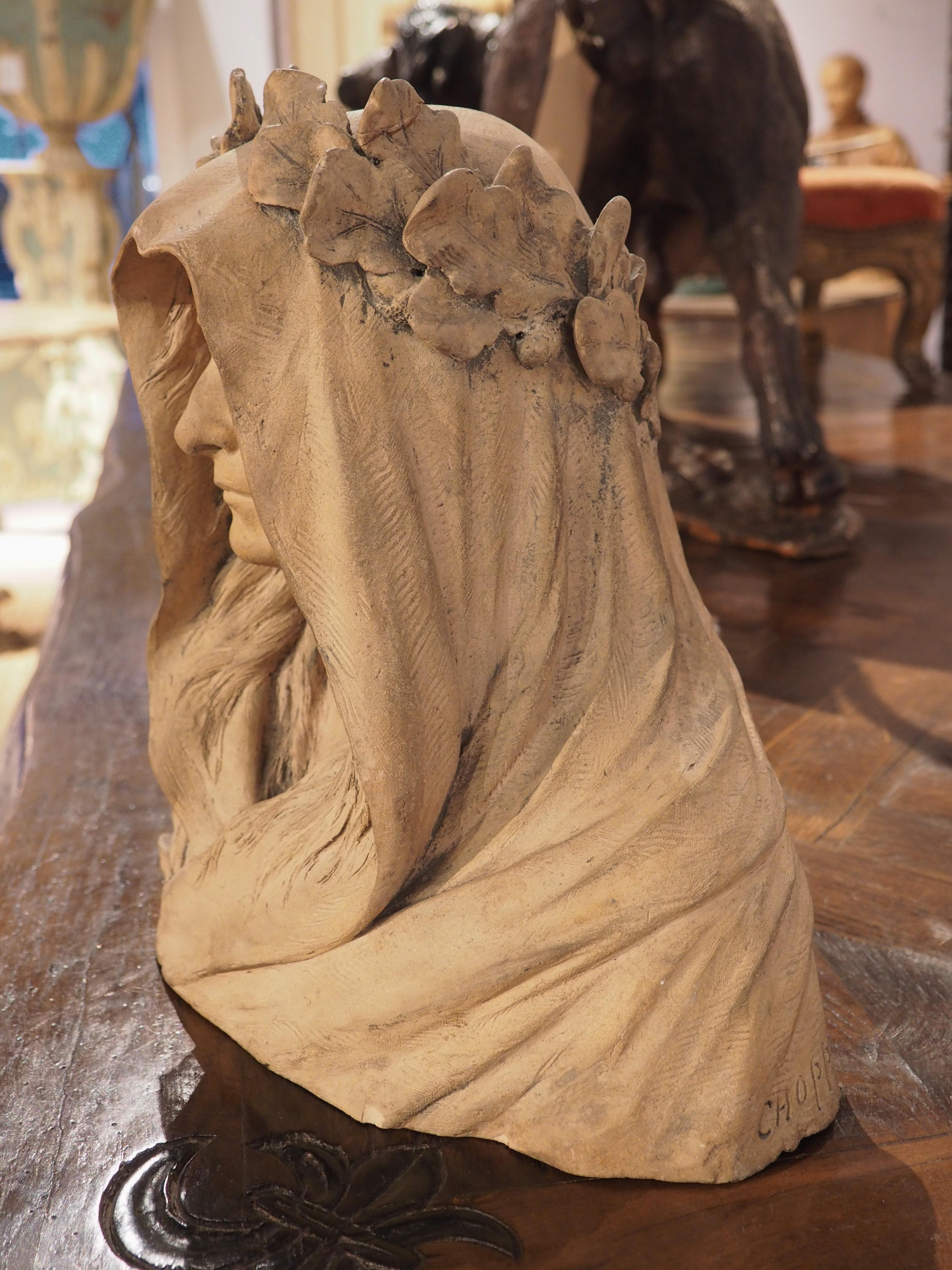 Feine französische Terrakotta-Büste einer Frau mit Kranz und Schleppe aus dem 19./20. Jahrhundert im Angebot 4