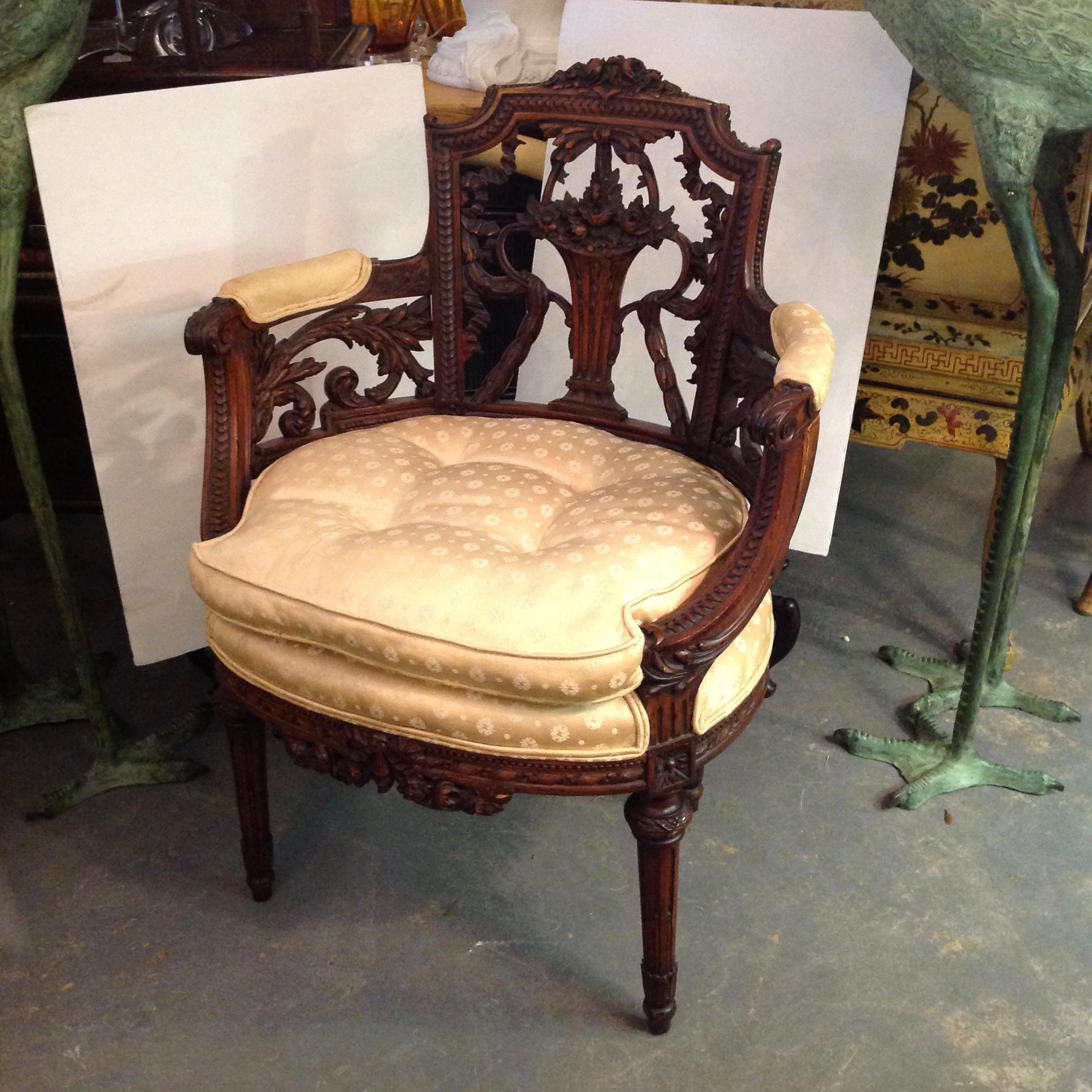 Exquisite and exceptional carving, festooned with swag and ribbon carving.
The back rest is adorned with a magnificent basket of flowers.
Nice silk upholstery.