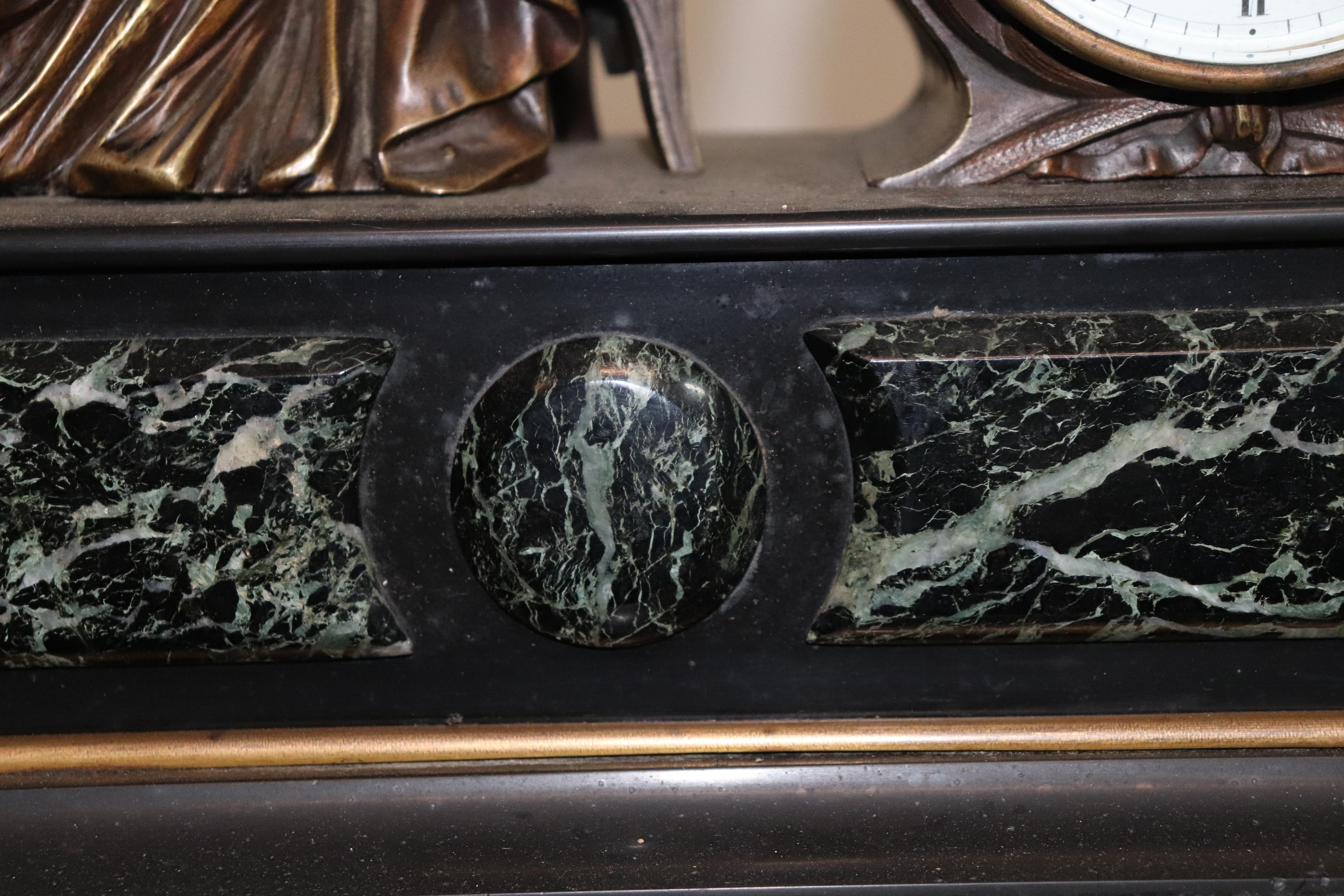 Französische Kaminuhr aus Verdi-Marmor und Bronze mit einem gewundenen, geschickten alten Gelehrten im Angebot 6