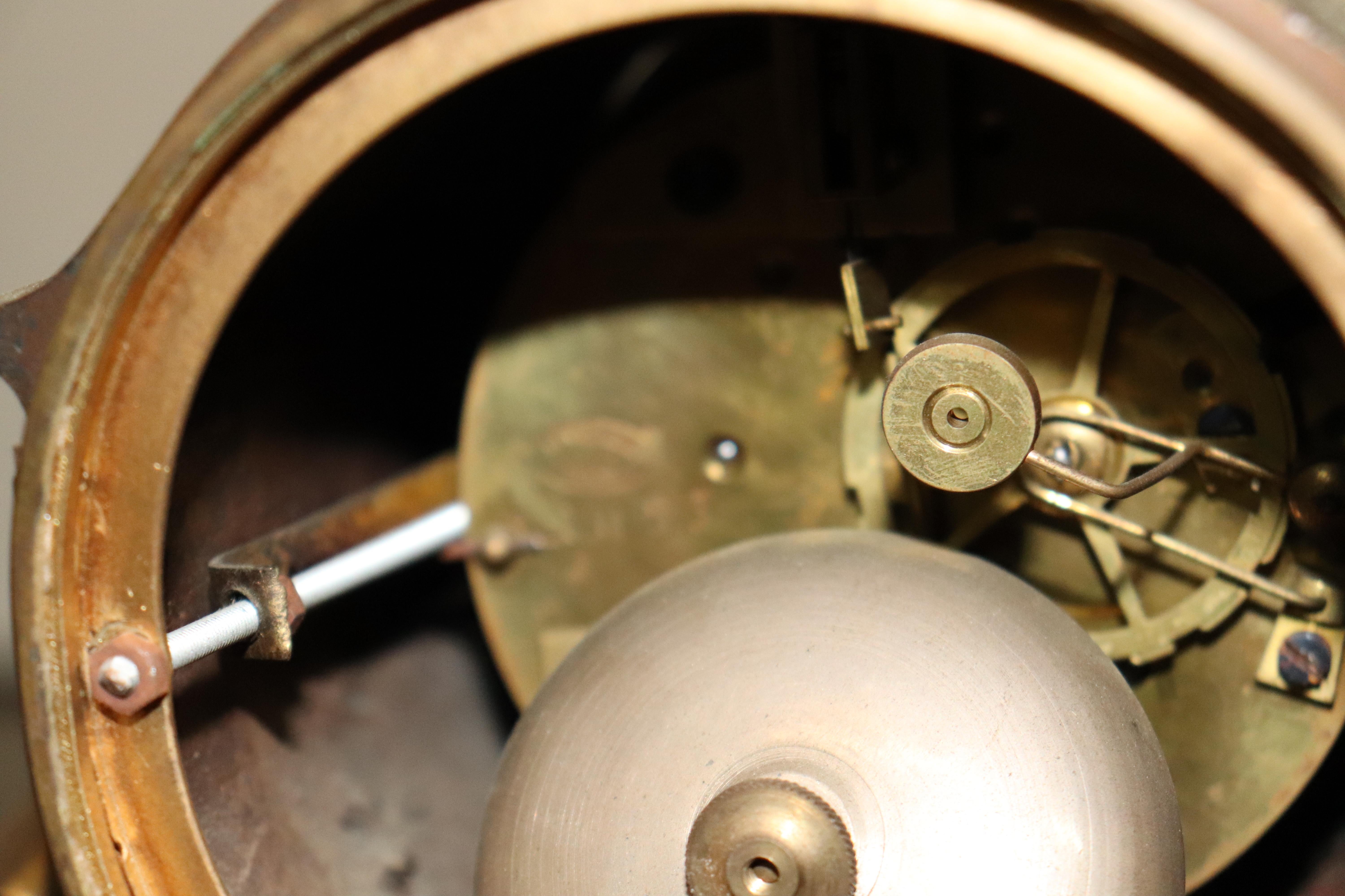 Pendule de cheminée en marbre vert-de-gris et bronze d'un ancien érudit enjoué en vente 8