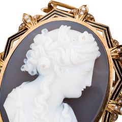 Fine French Victorian Hardstone Cameo Pendant Brooch in 18 Karat Gold