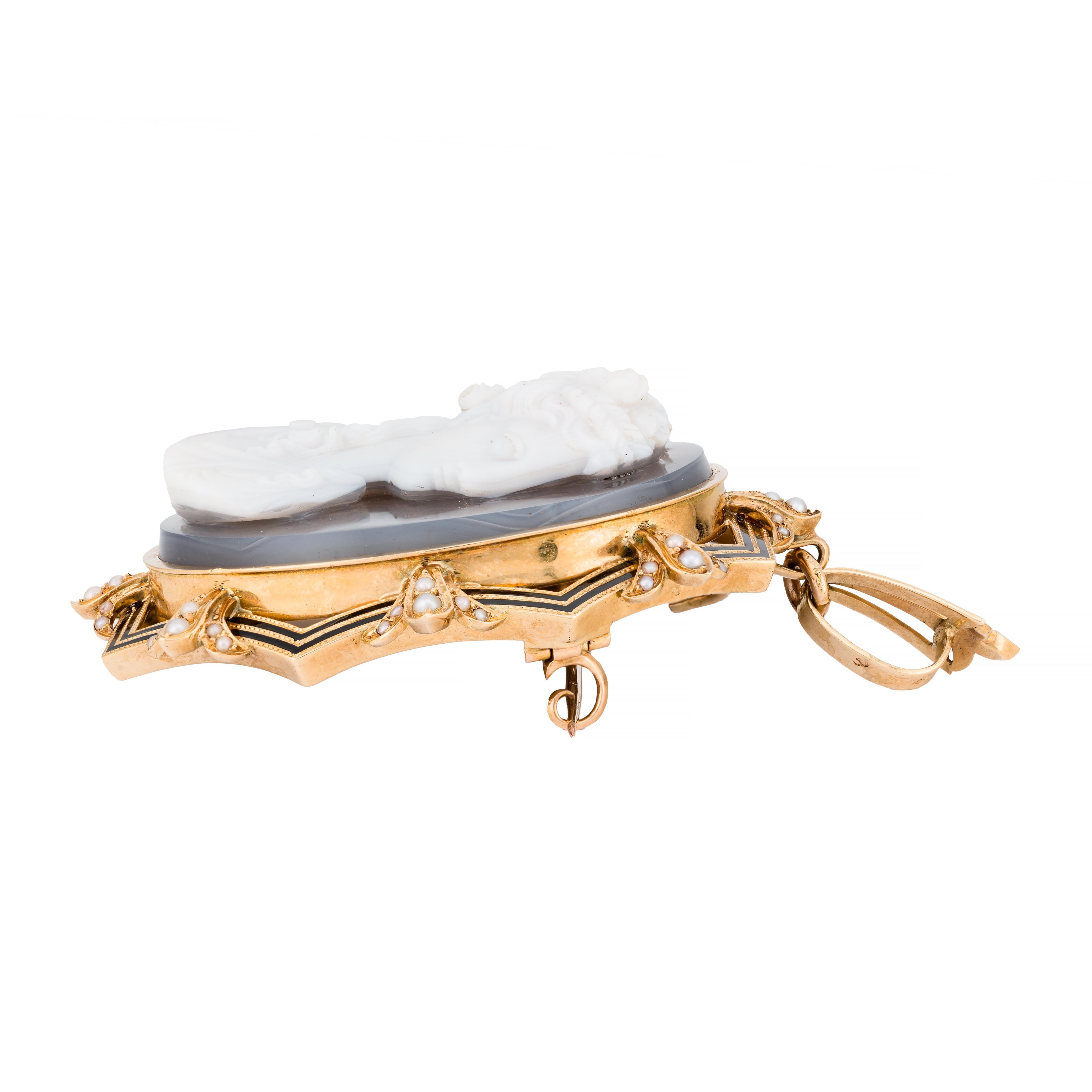 Grezzo Raffinata spilla vittoriana francese con ciondolo a cammeo in pietra dura in oro 18 carati in vendita