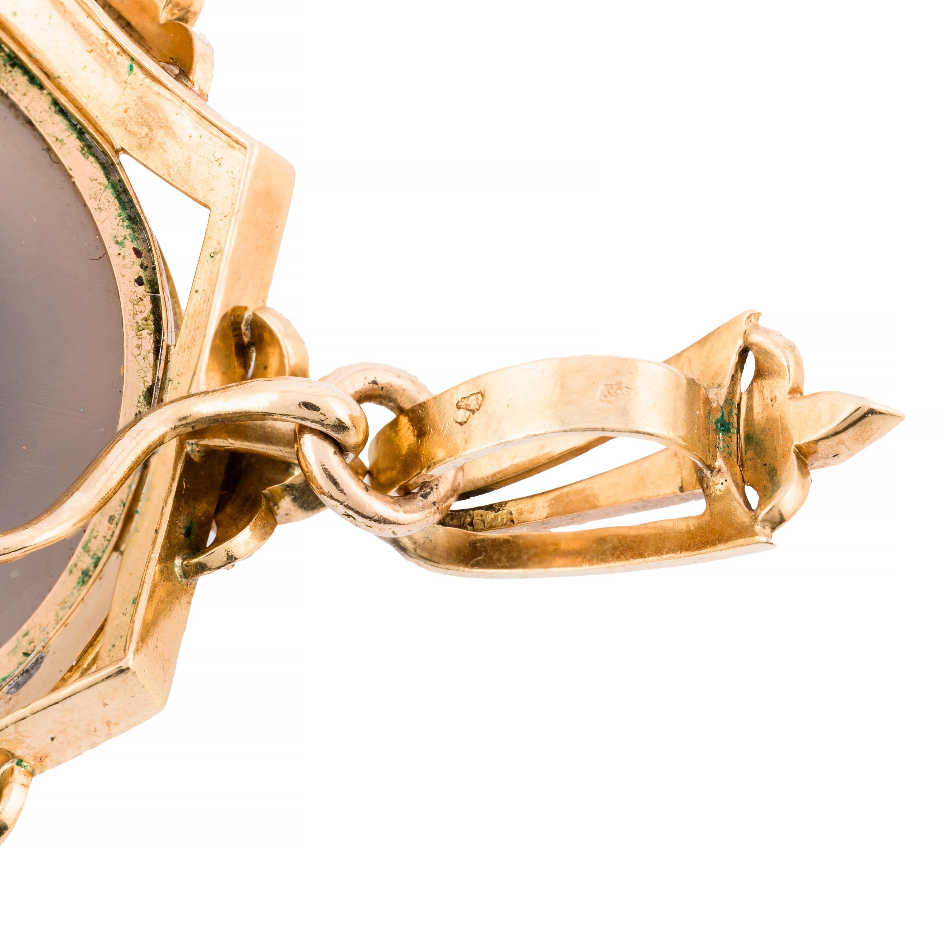 Donna Raffinata spilla vittoriana francese con ciondolo a cammeo in pietra dura in oro 18 carati in vendita