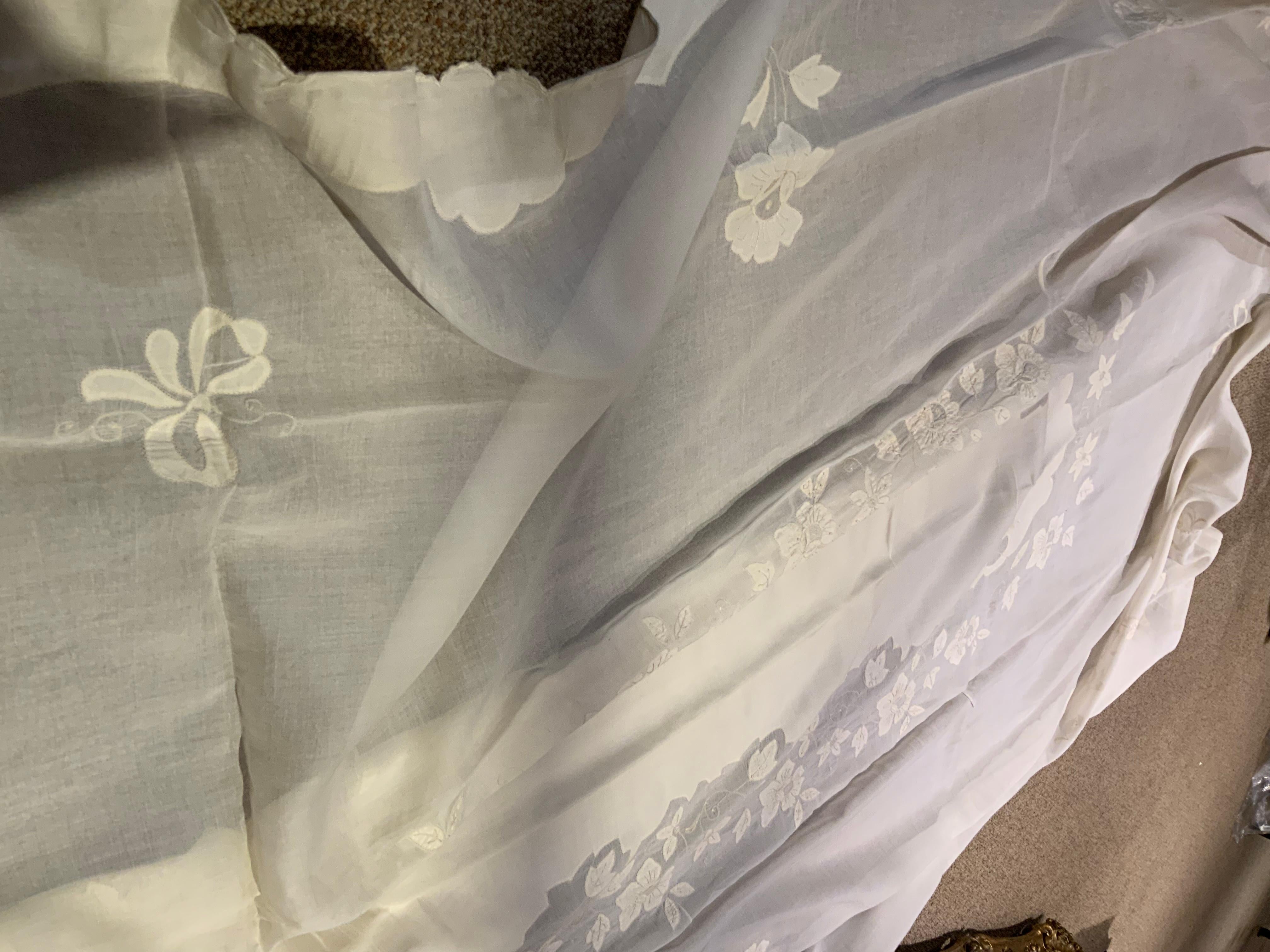 Français Fine toile de table française vintage en lin blanc brodée de 12 serviettes assorties en vente