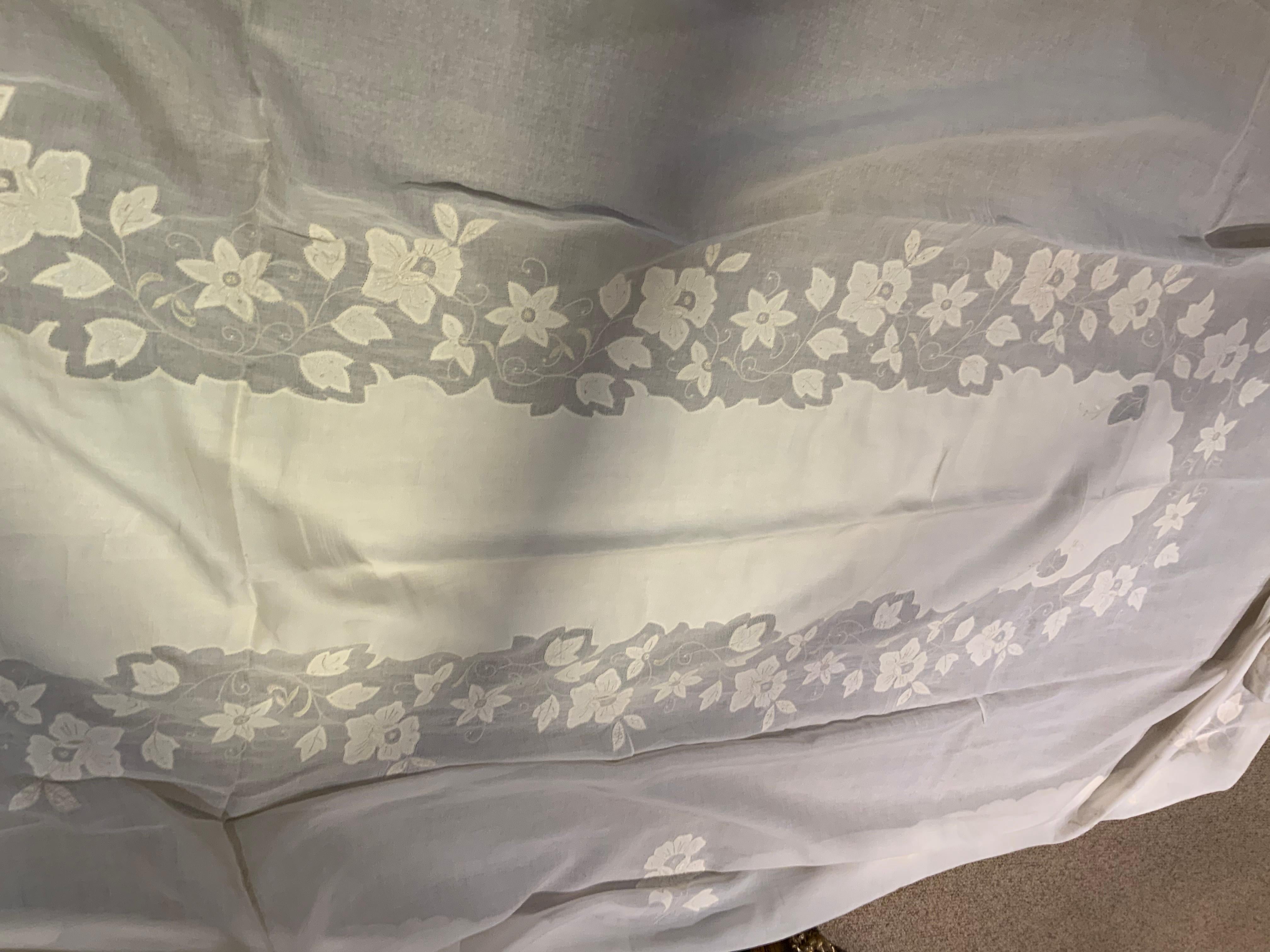 Fine French Vintage White Linen Tablecloth Embroidered with 12 Matching Napkins In Good Condition For Sale In Houston, TX