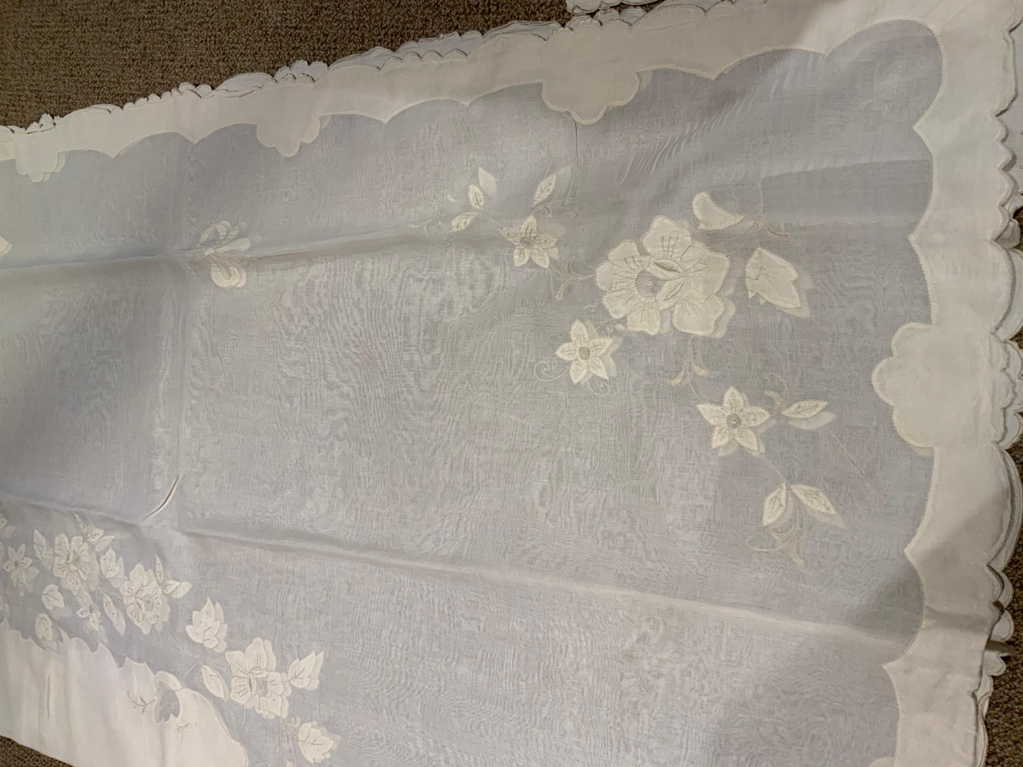20th Century Fine French Vintage White Linen Tablecloth Embroidered with 12 Matching Napkins For Sale