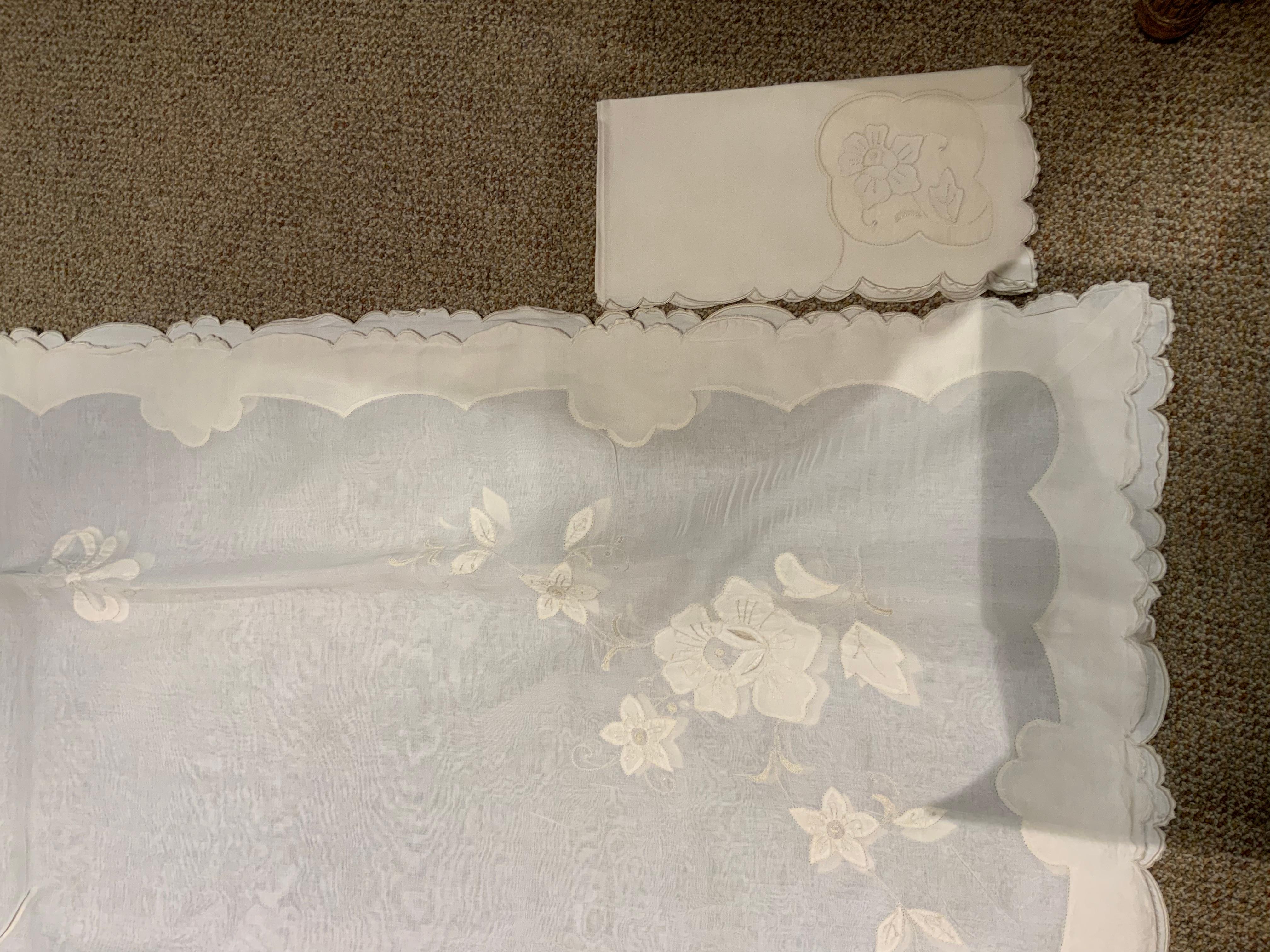 Fine French Vintage White Linen Tablecloth Embroidered with 12 Matching Napkins For Sale 2