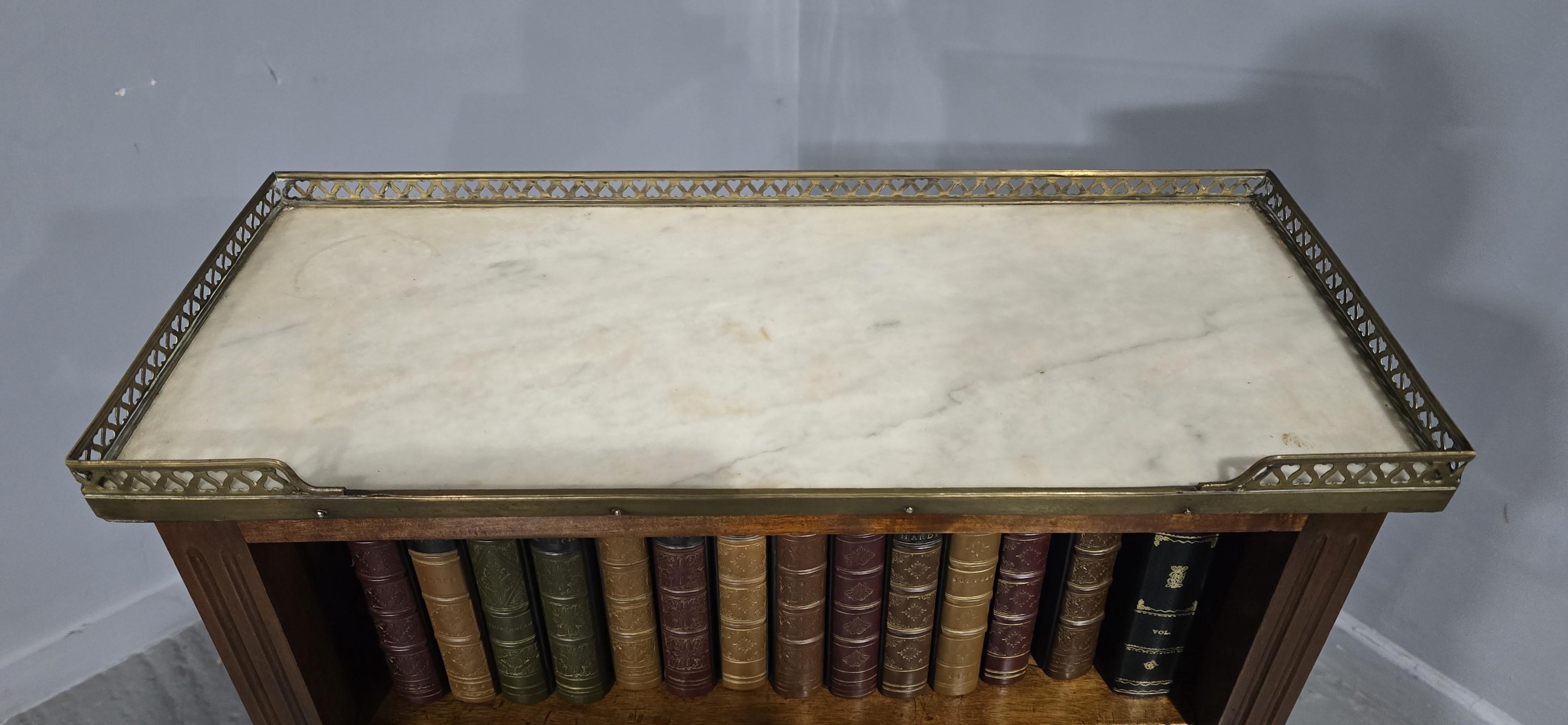 XX secolo Libreria in noce francese di piccole dimensioni in vendita