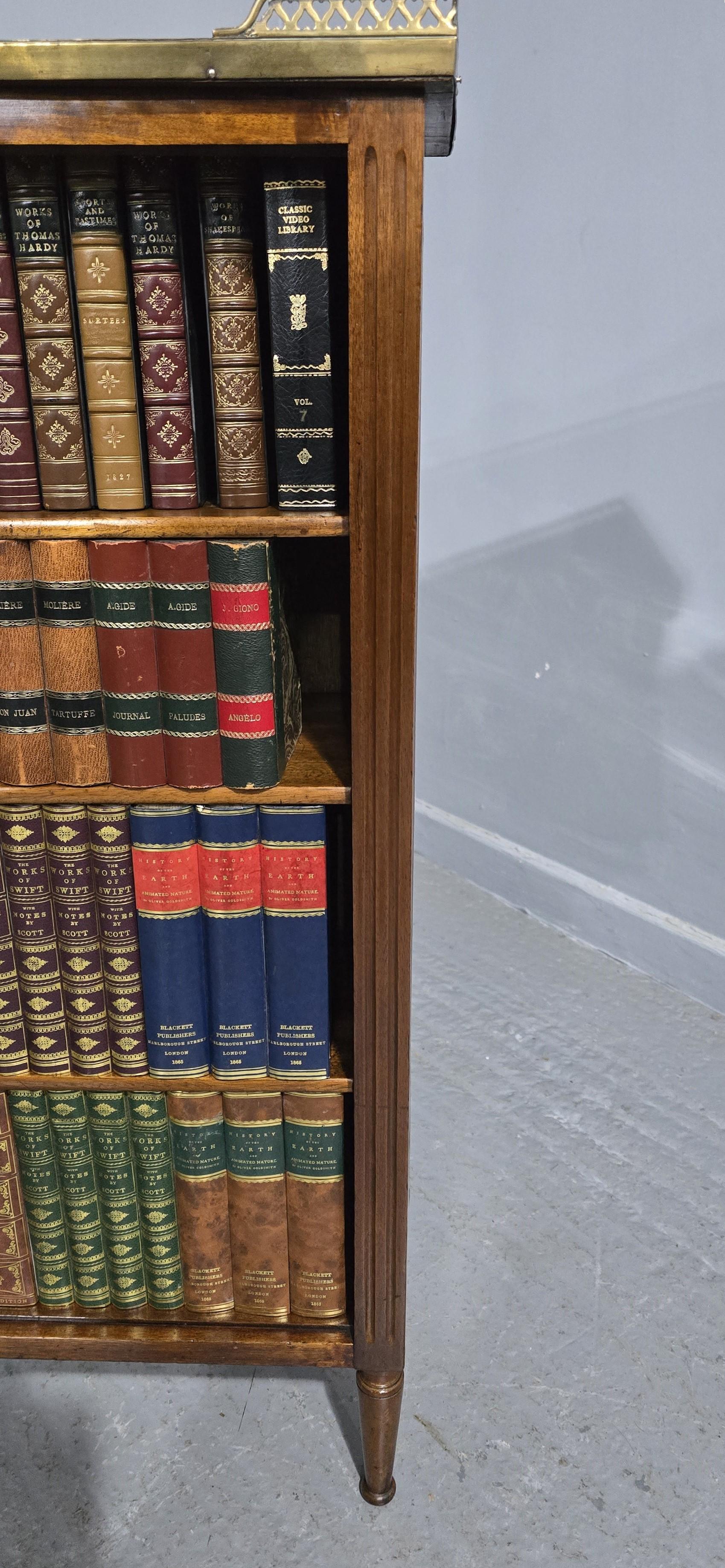 Noce Libreria in noce francese di piccole dimensioni in vendita