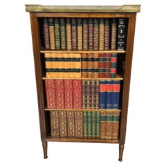 Libreria in noce francese di piccole dimensioni