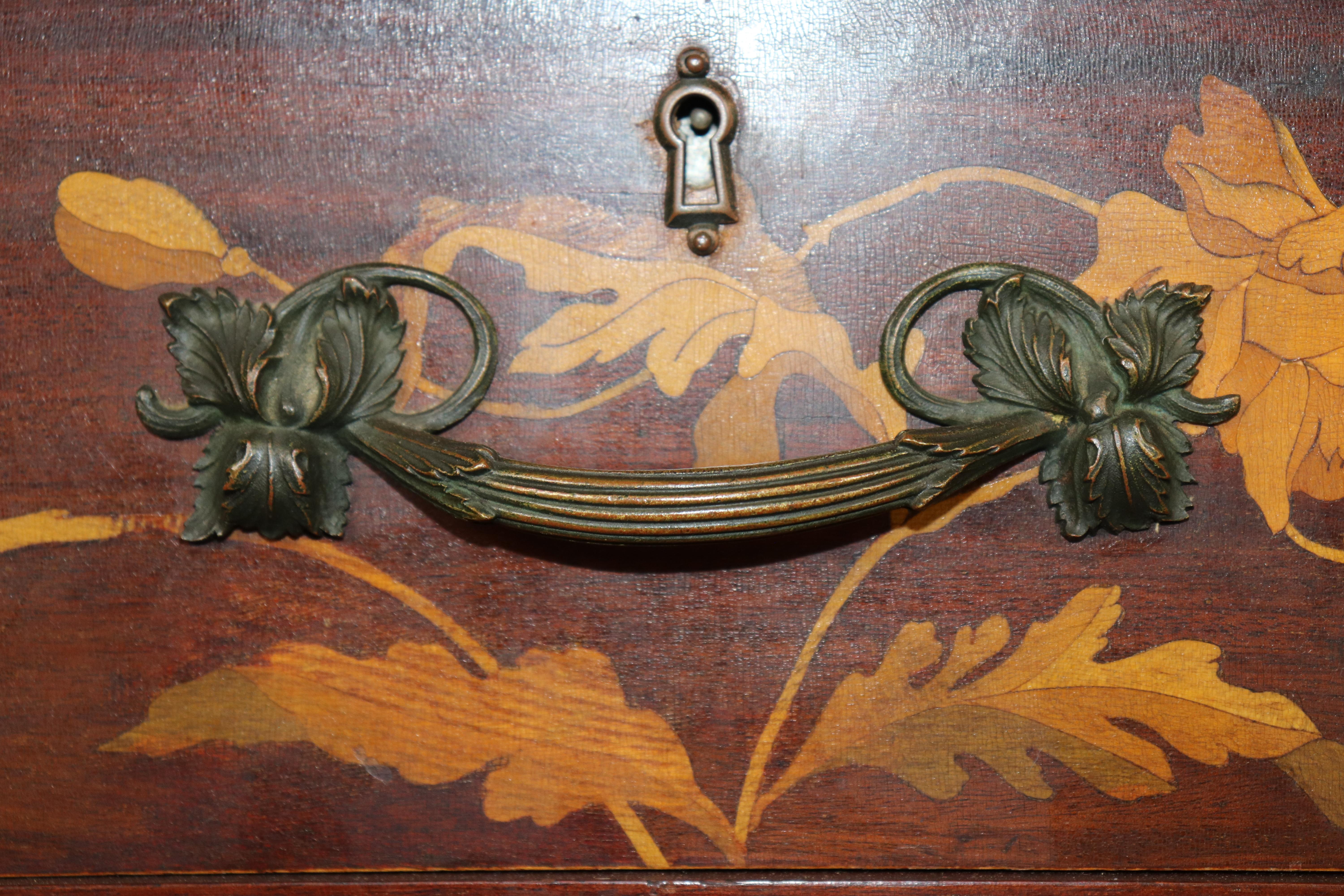 Commode Art Nouveau en noyer marqueté et satiné à la manière de Galle en vente 3