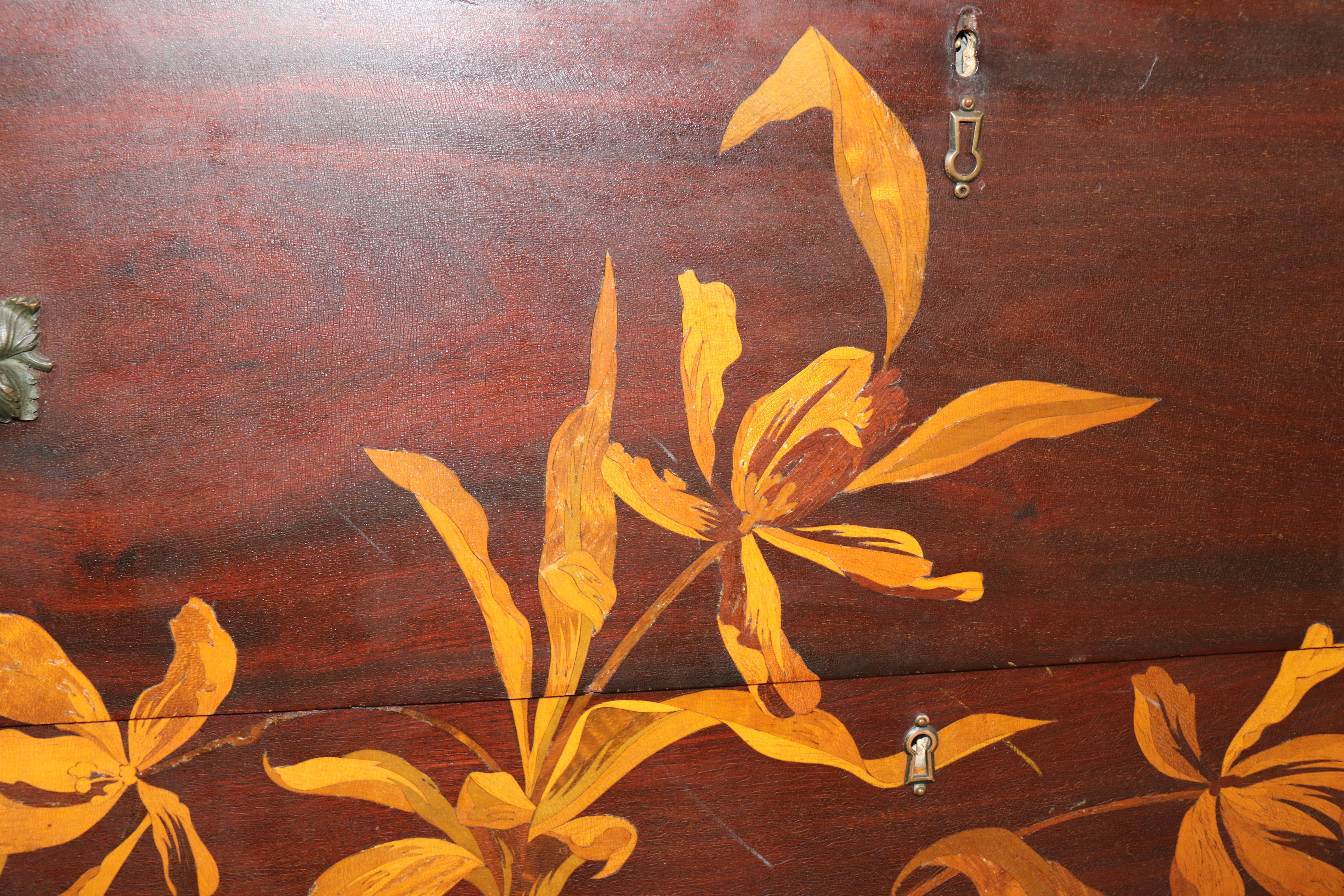 Commode Art Nouveau en noyer marqueté et satiné à la manière de Galle en vente 4